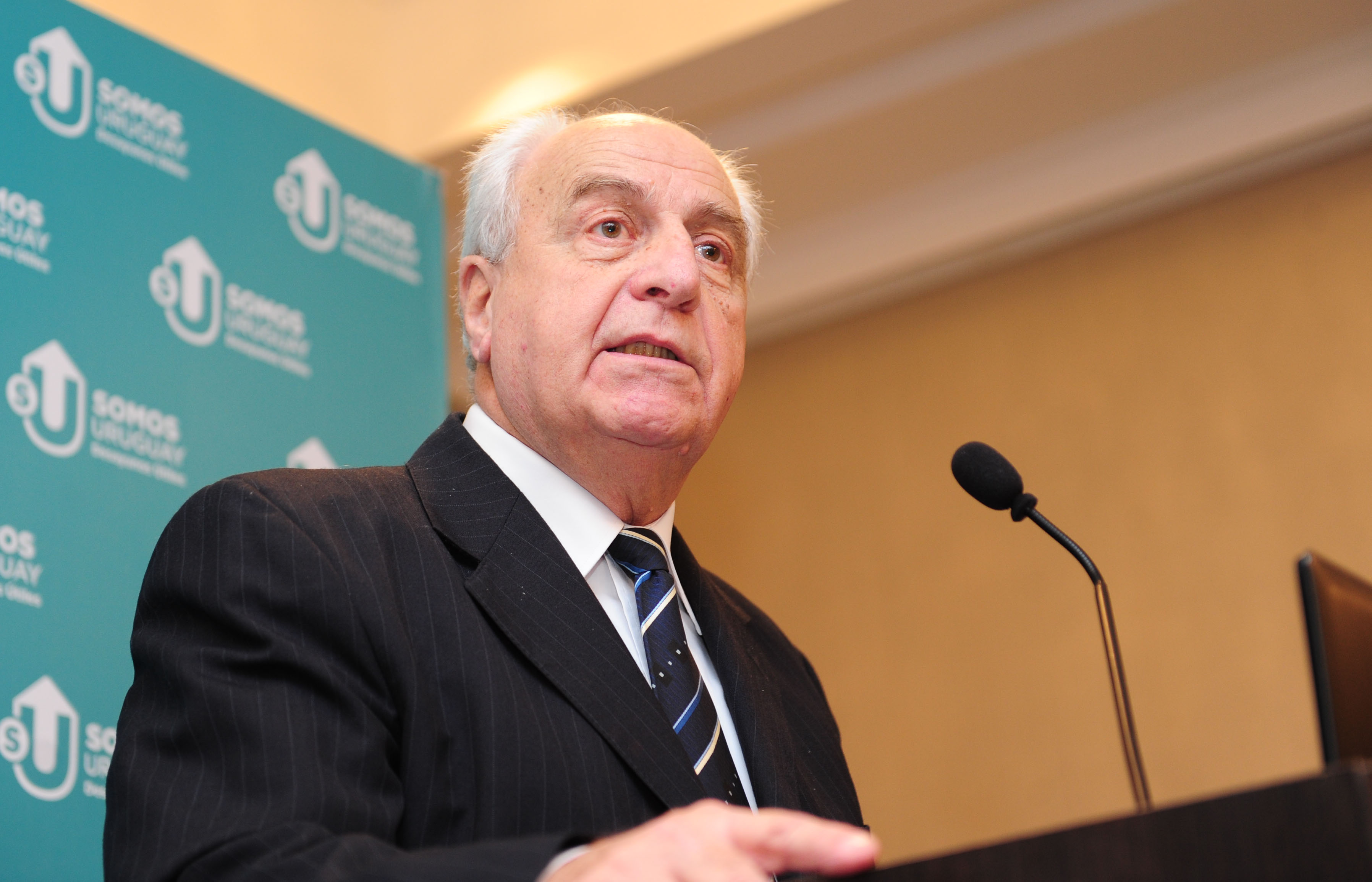 Ministro de Transporte y Obras Públicas, Víctor Rossi disertando en el ciclo Desayunos Útiles