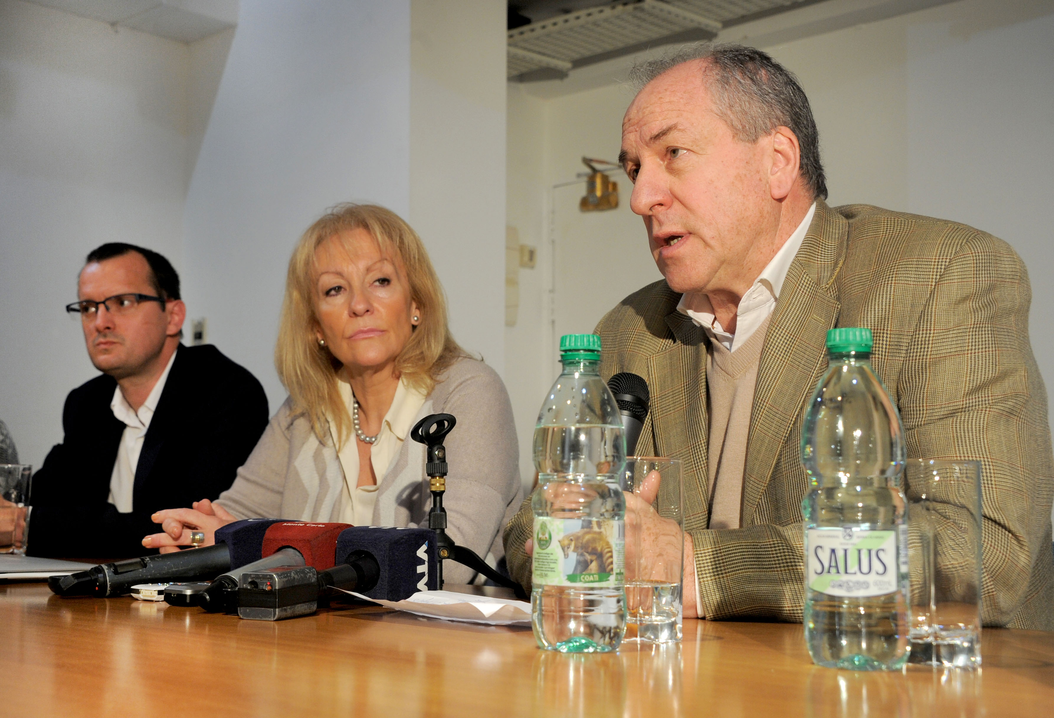 Ministro Murro se dirige a los presentes junto a la ministra Carolina Cosse