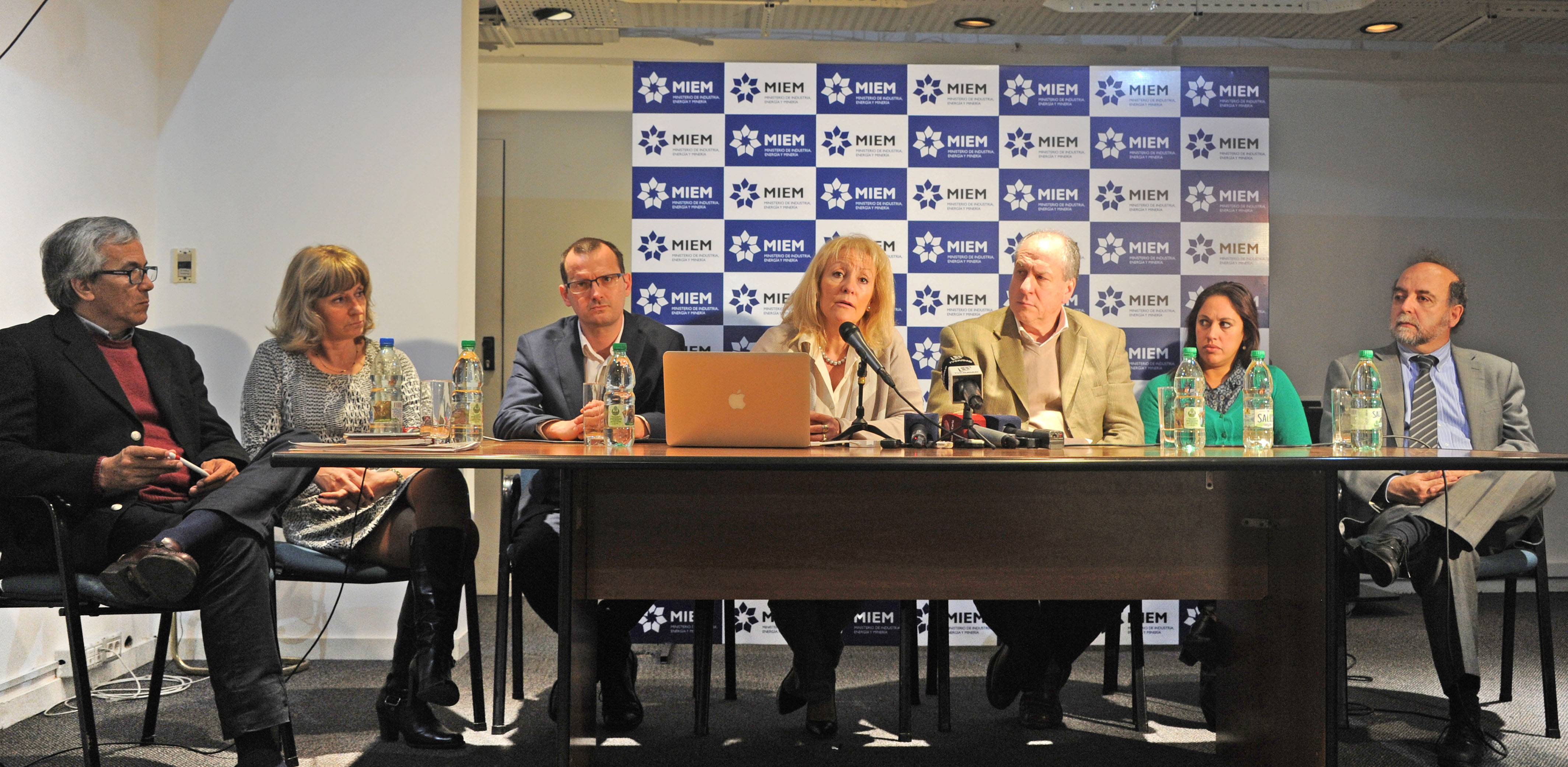 Máximos jerarcas de Trabajo e Industria en conferencia de prensa.