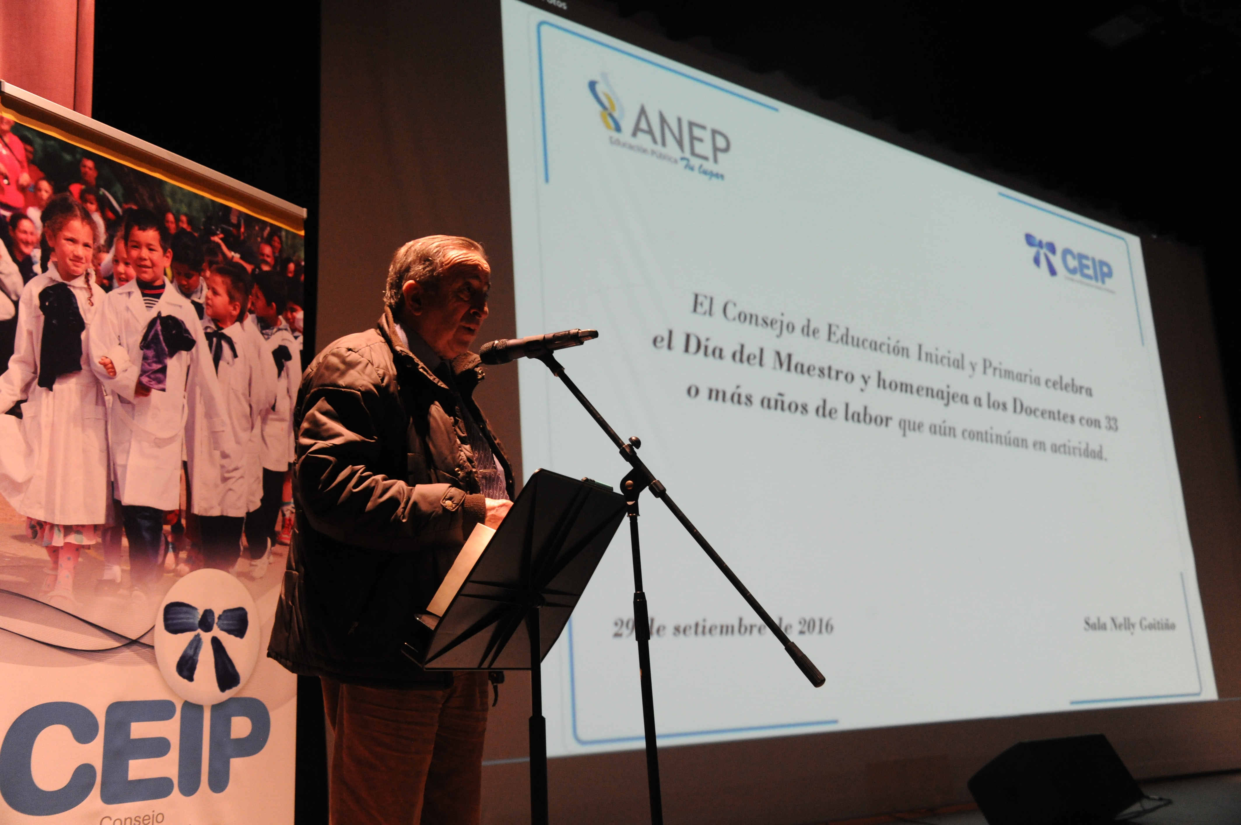 Entrega de reconocimiento a docentes