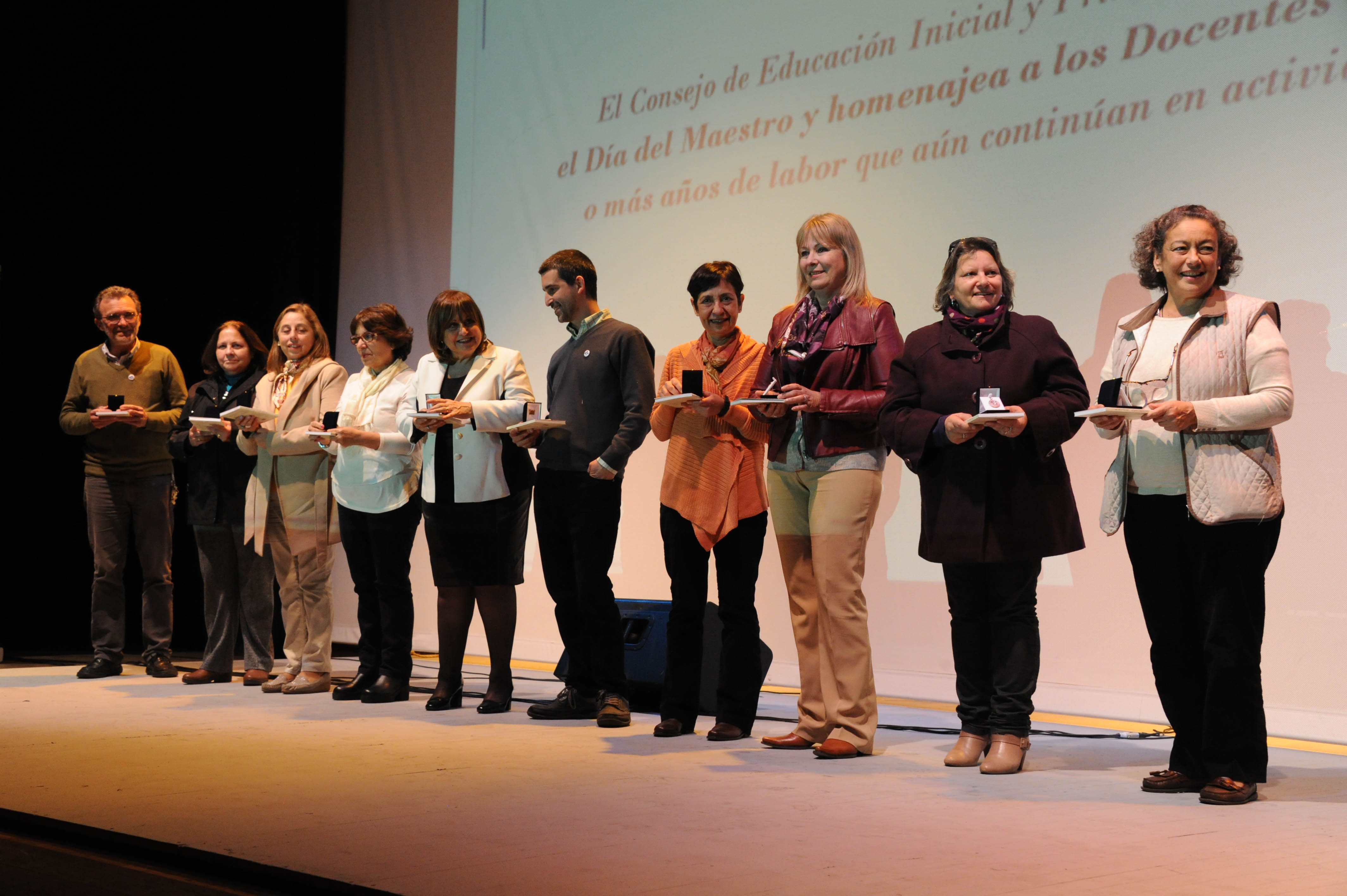 Entrega de reconocimiento a docentes