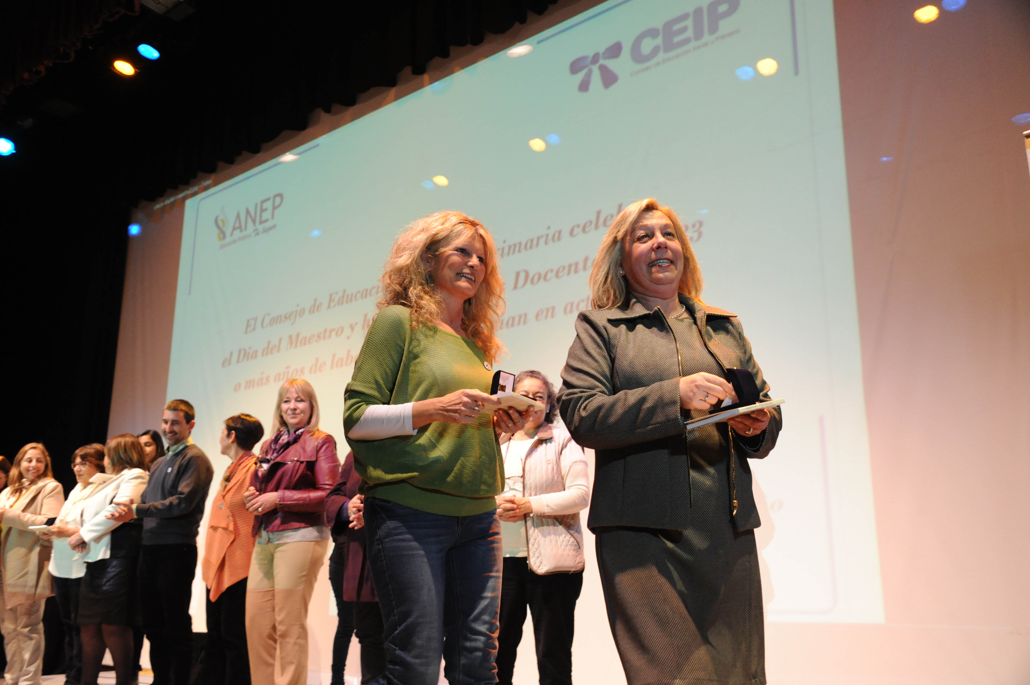 Entrega de reconocimiento a docentes