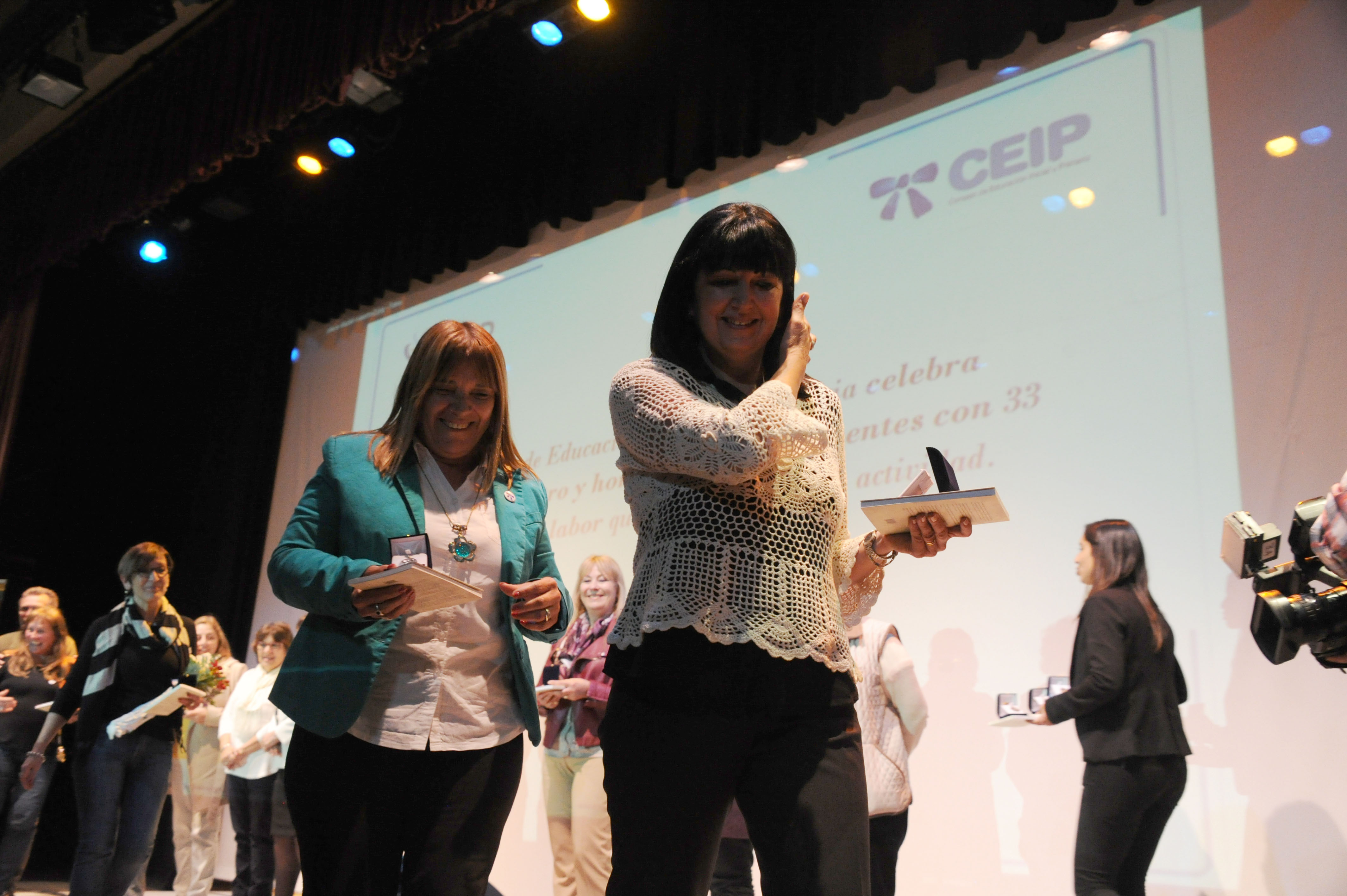 Entrega de reconocimiento a docentes