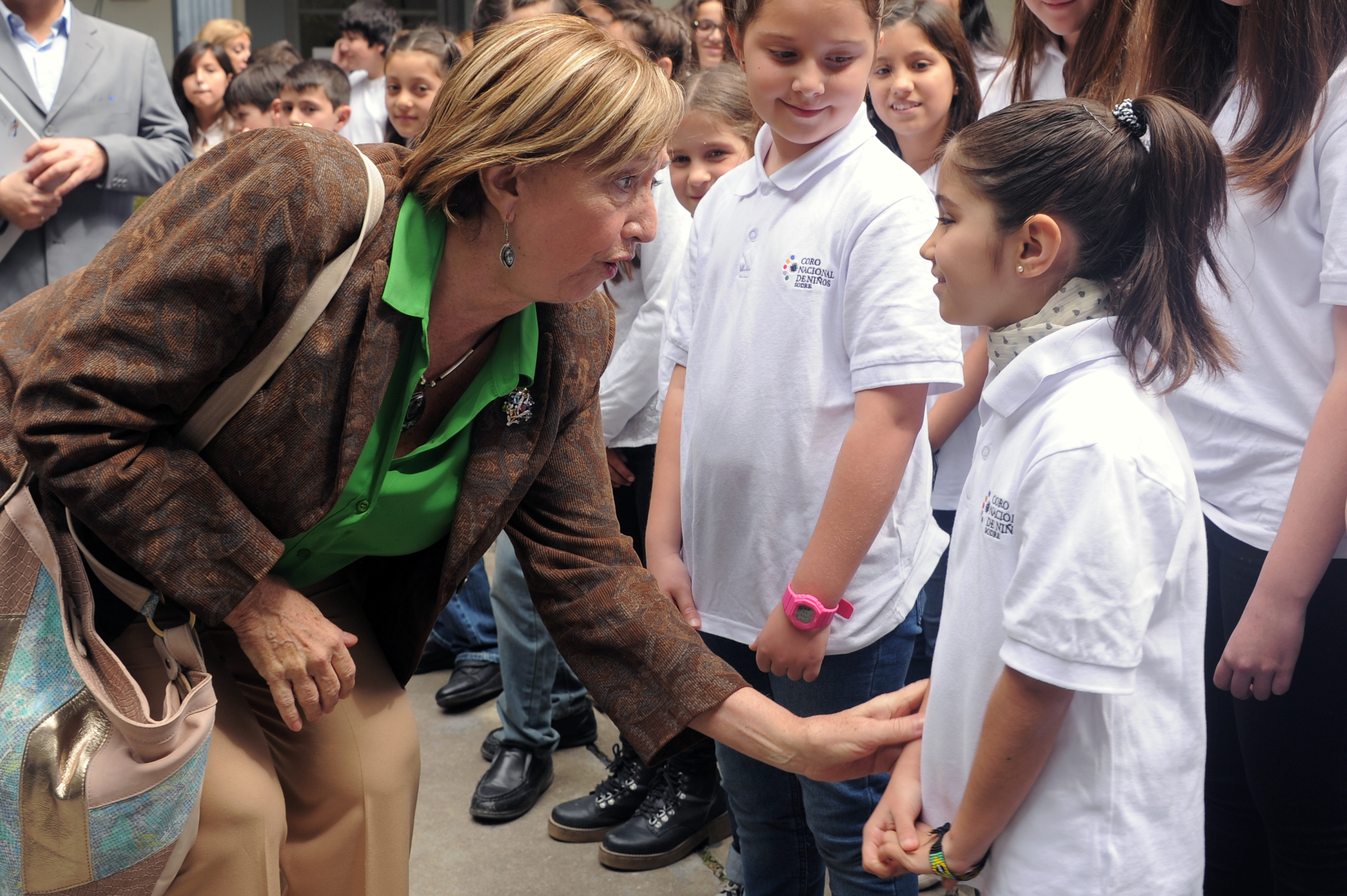 Ministra Muñoz saluda niña integrante del coro