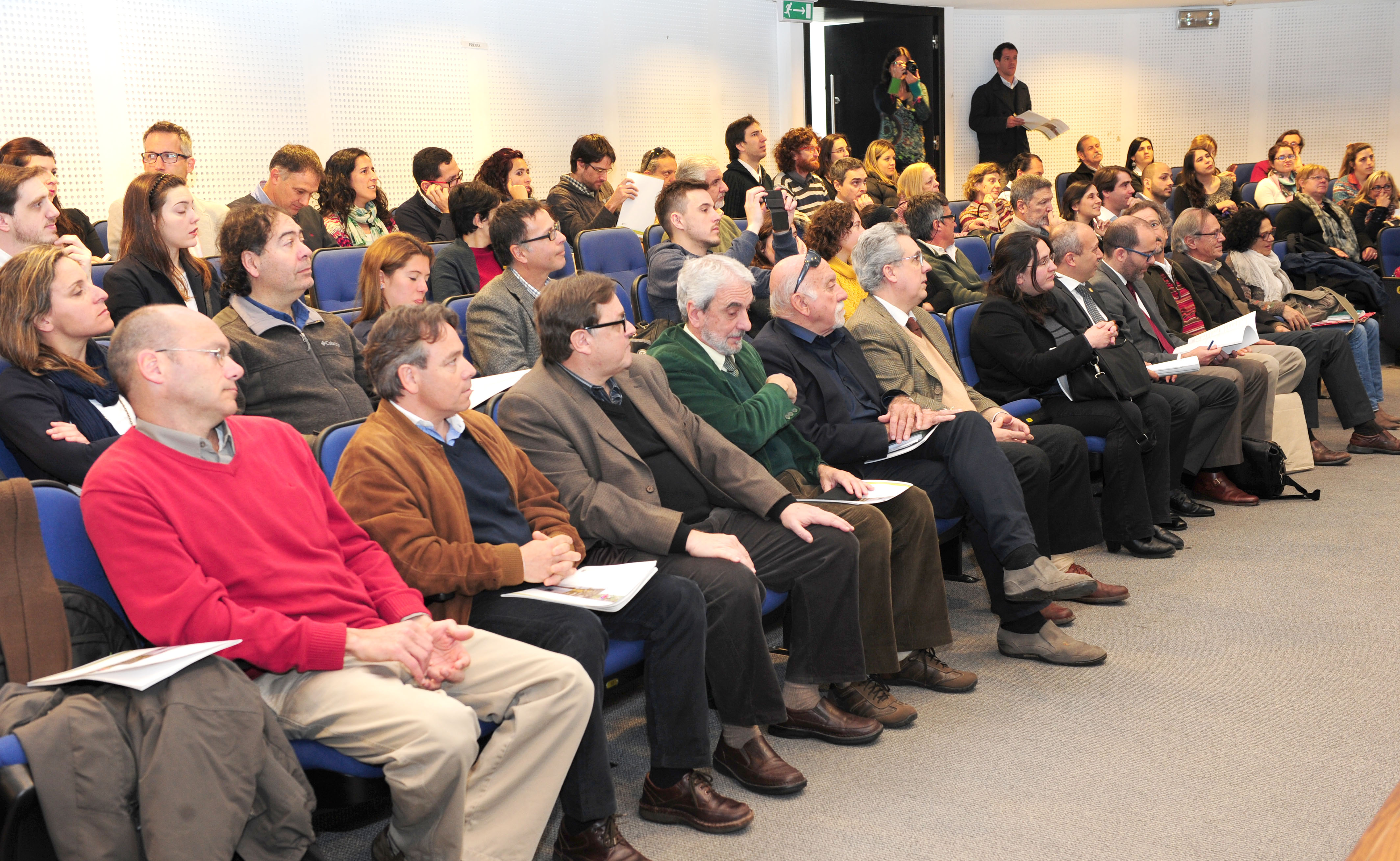 Autoridades entres los asistentes a la presentación