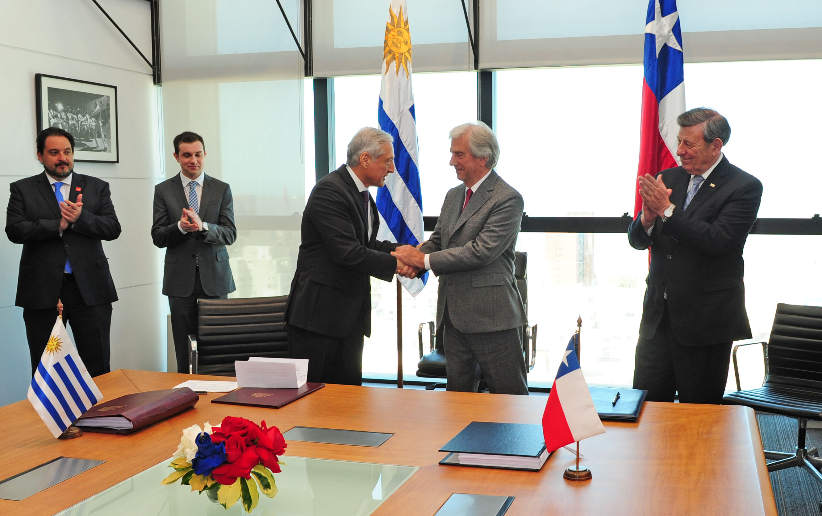 Presidente Tabaré Vázquez y ministro Heraldo Muñoz se saludan