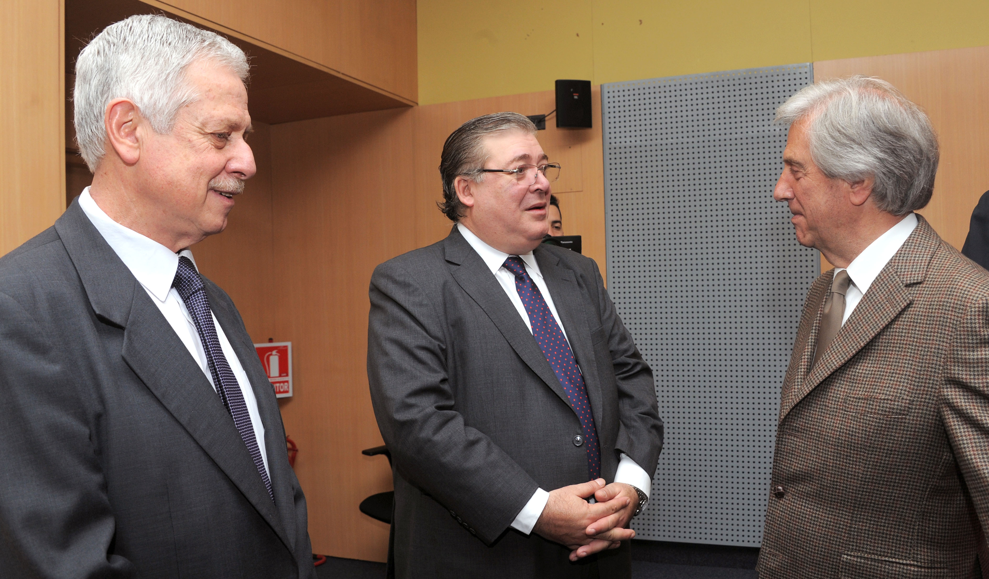 Presidente Tabaré Vázquez junto al ministro Jorge Basso, y al gerente general de la Asociación Española, Julio Martínez Pérez