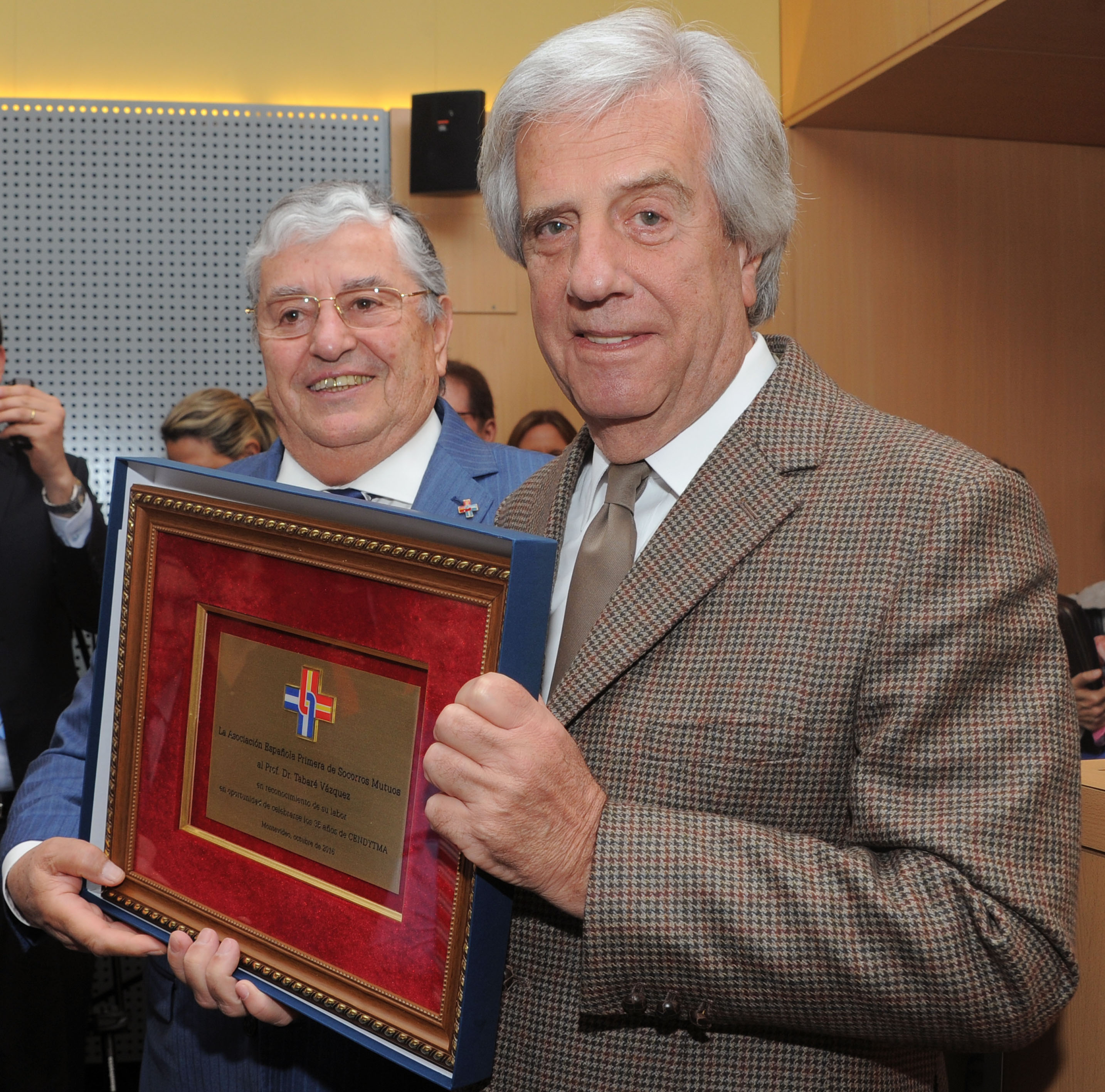 El Presidente Tabaré Vázquez recibe un reconocimiento por su labor como médico en el Cendytma