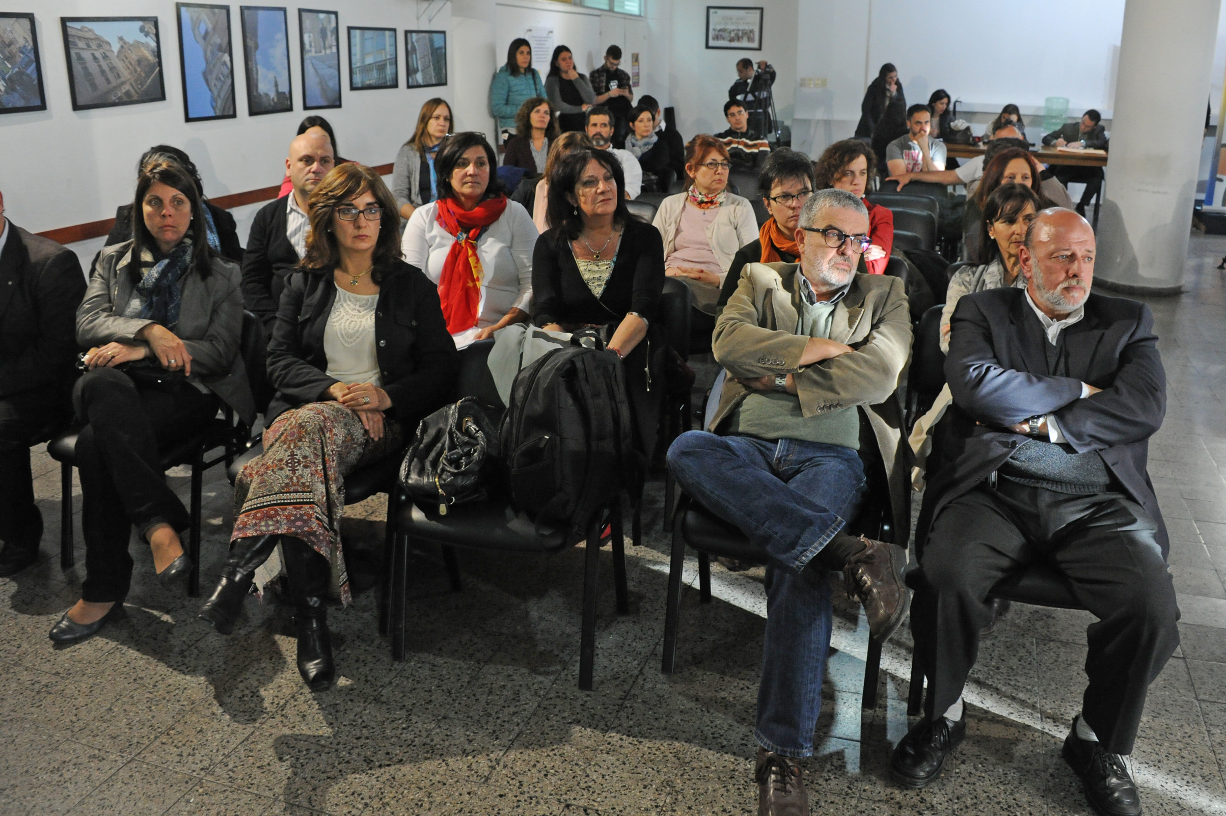 Autoridades y público asistentes a la actividad