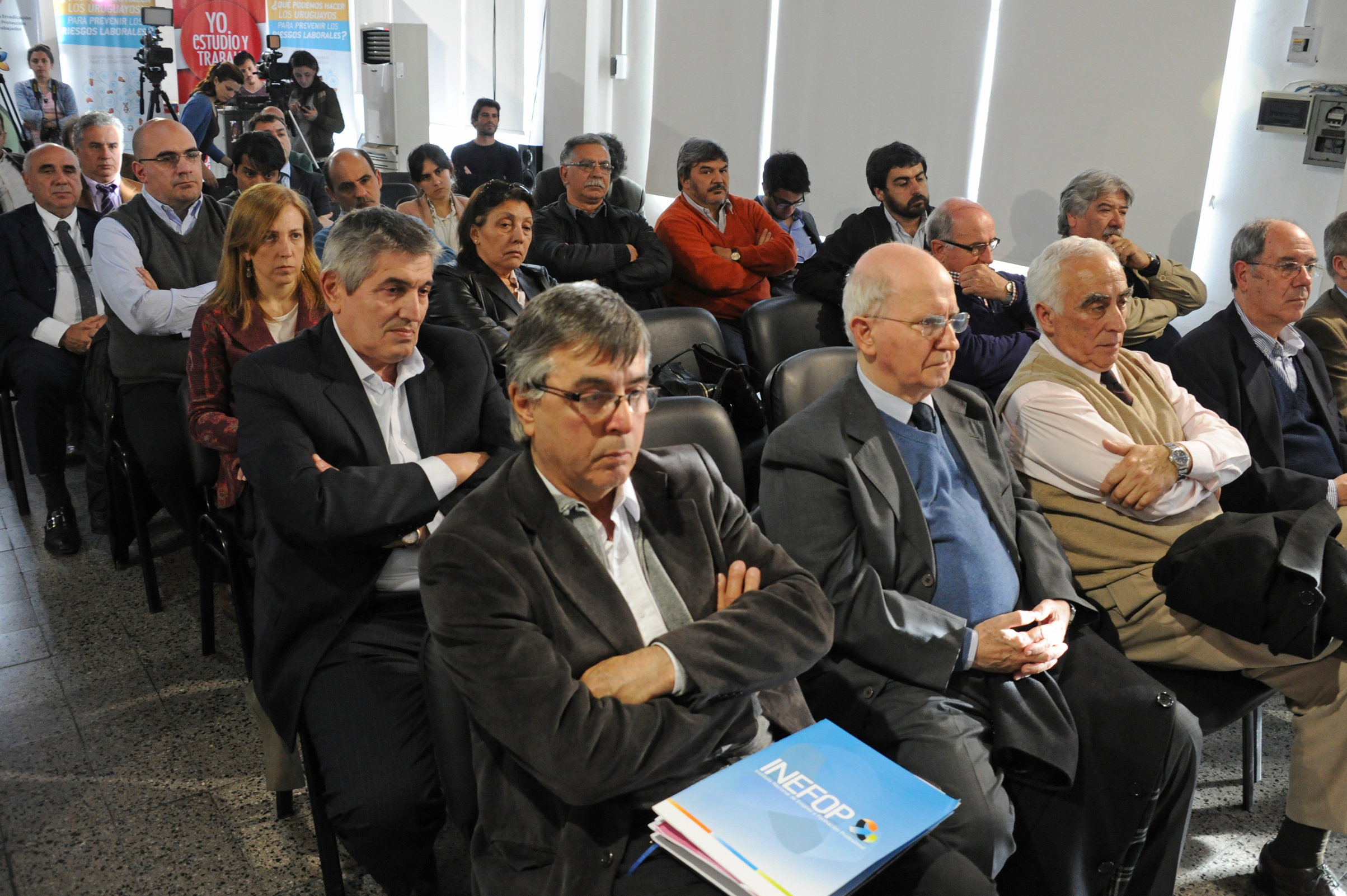 Autoridades y público asistentes a la actividad
