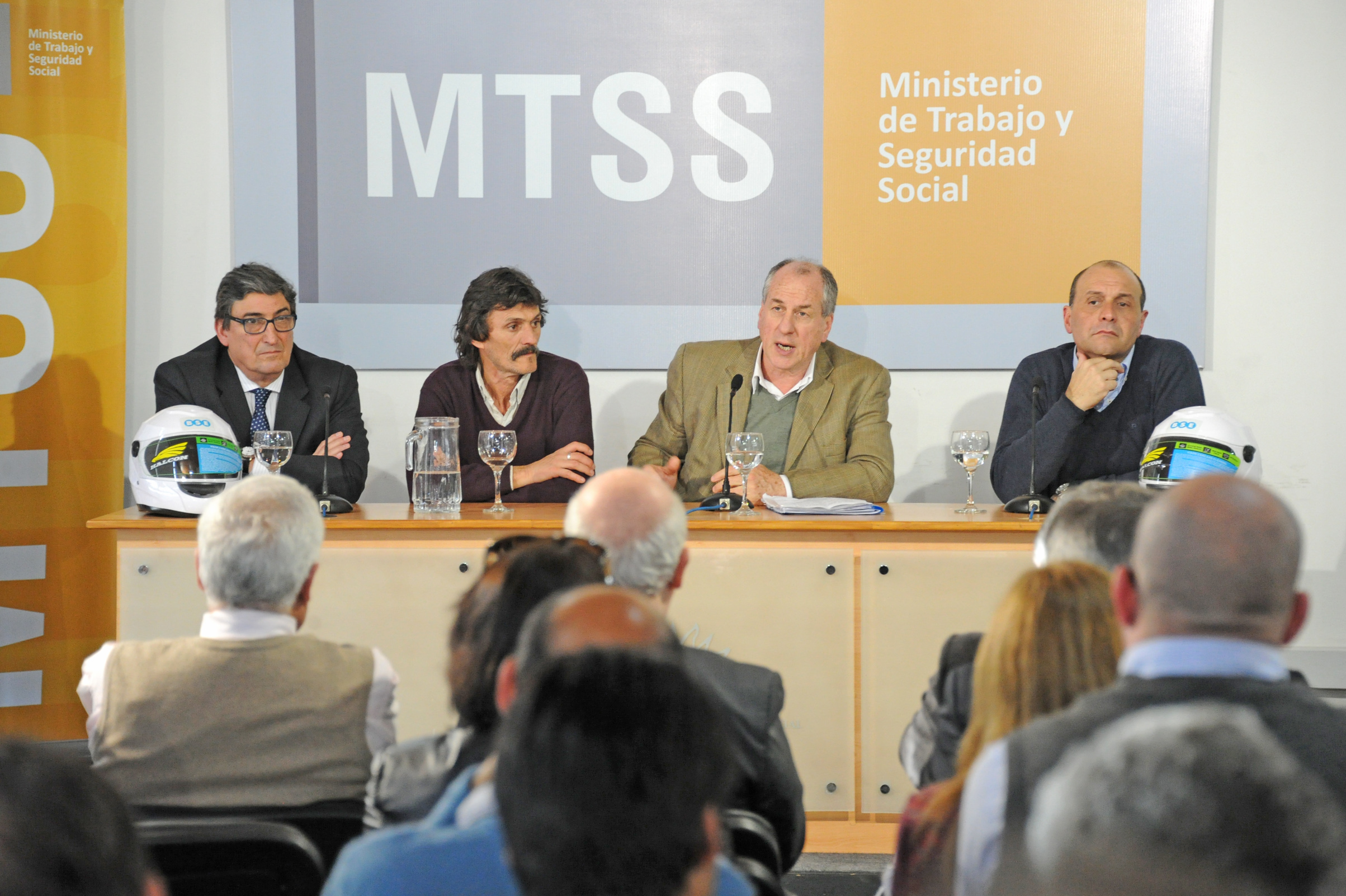 Ministro de Trabajo y Seguridad Social, Ernesto Murro, haciendo uso de la palabra