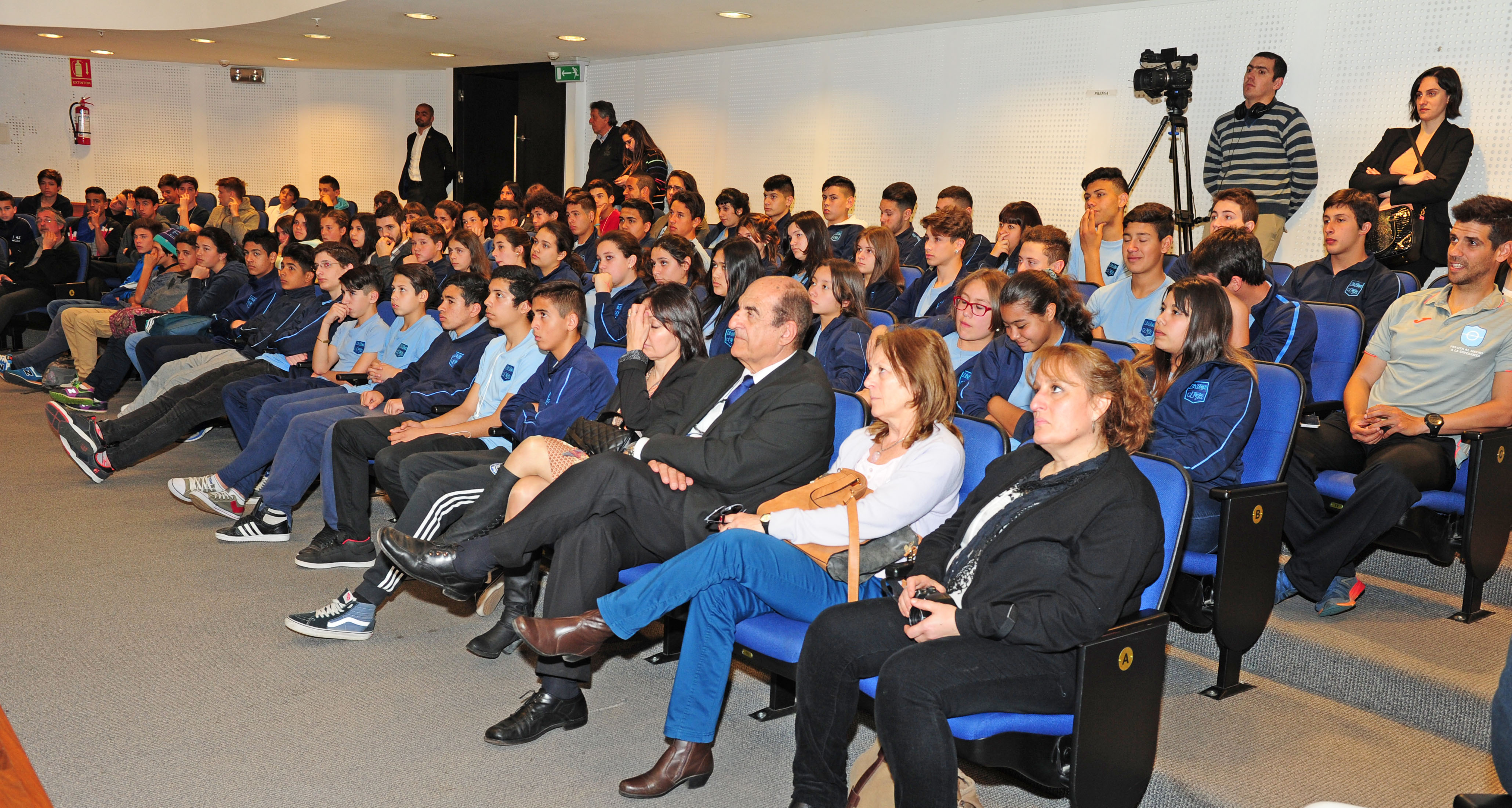 Delegación masculina del liceo 43 de Rincón del Cerro y a la femenina del liceo 71 de Paso Molino entre los presentes