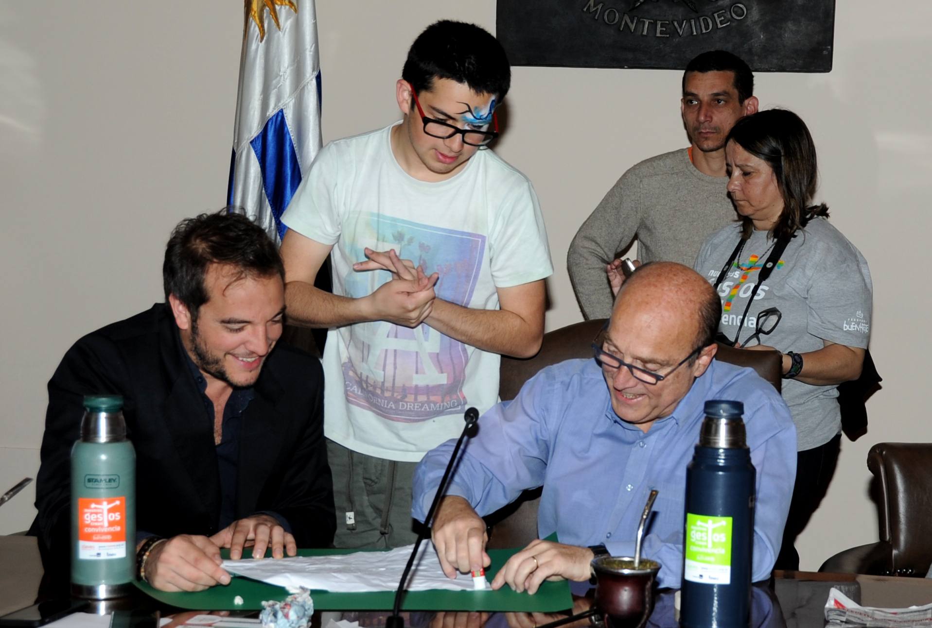 Intendente Daniel Martínez realizando actividades en la campaña Un trato por el Buen Trato
