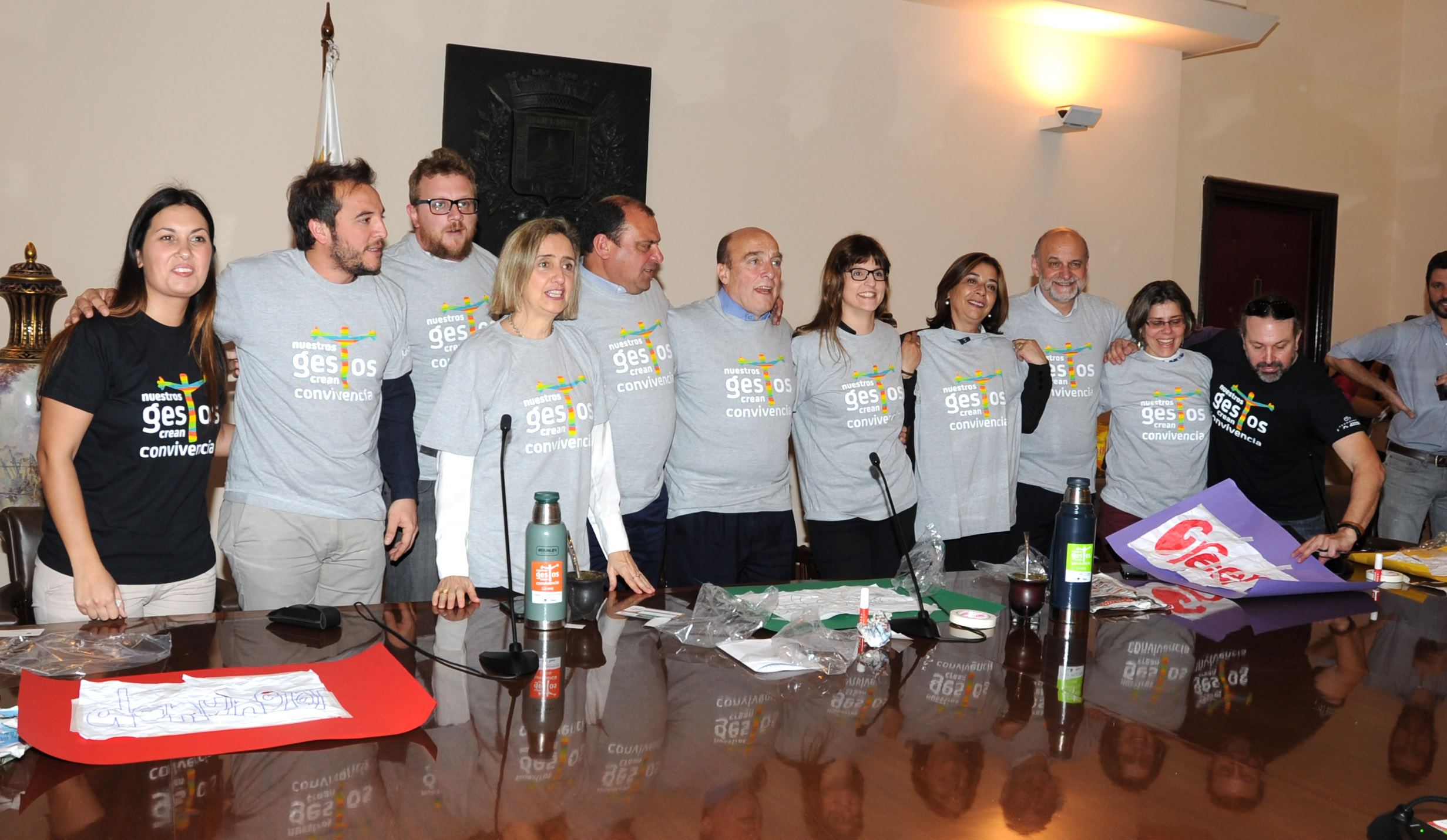 Autoridades con la remeras del lanzamiento de la campaña Un trato por el Buen Trato