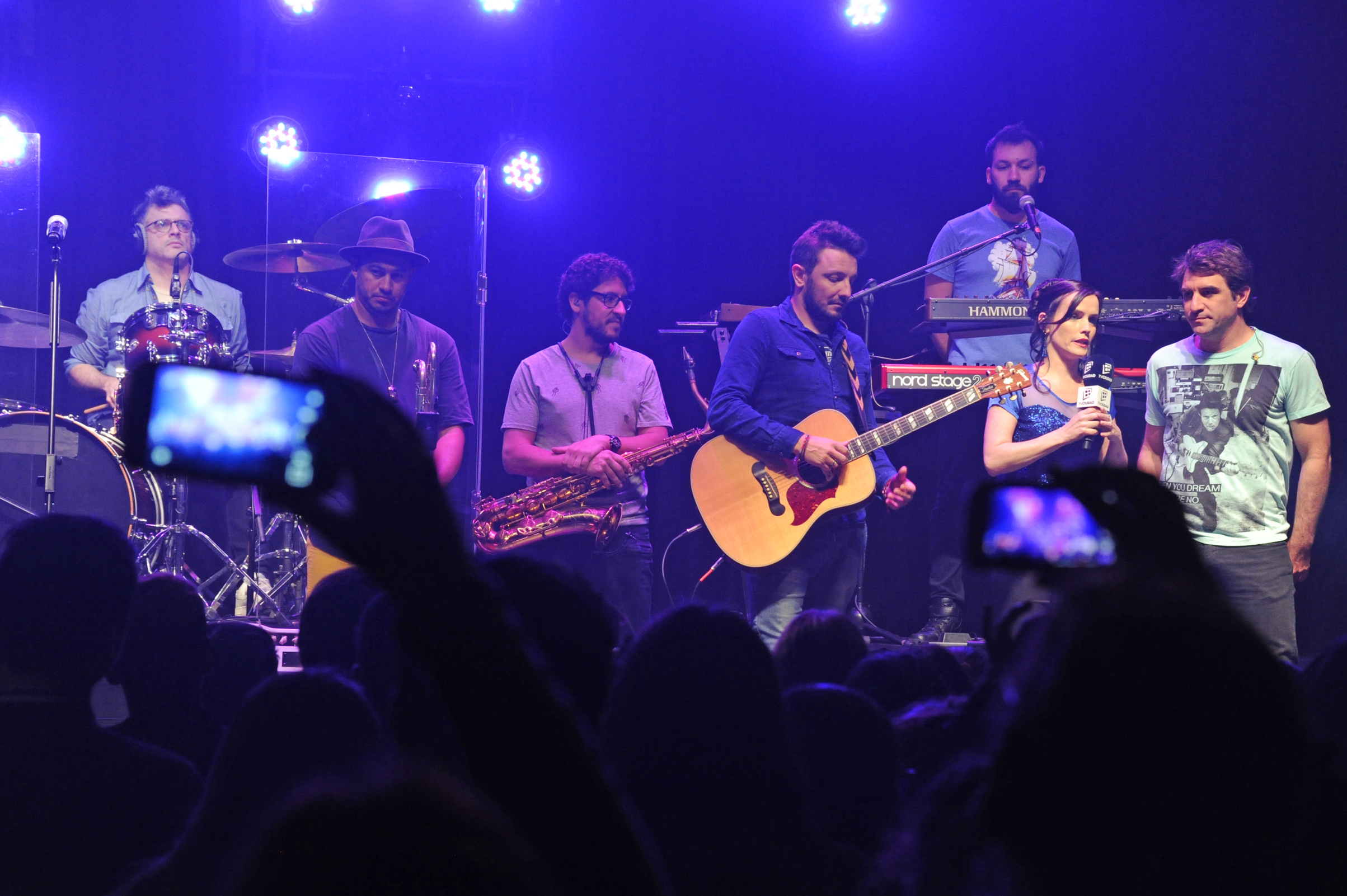 Noelia Campo junto a integrantes de la banda No te va gustar, durante el diálogo previo al show que brindaron en apoyo a la campaña