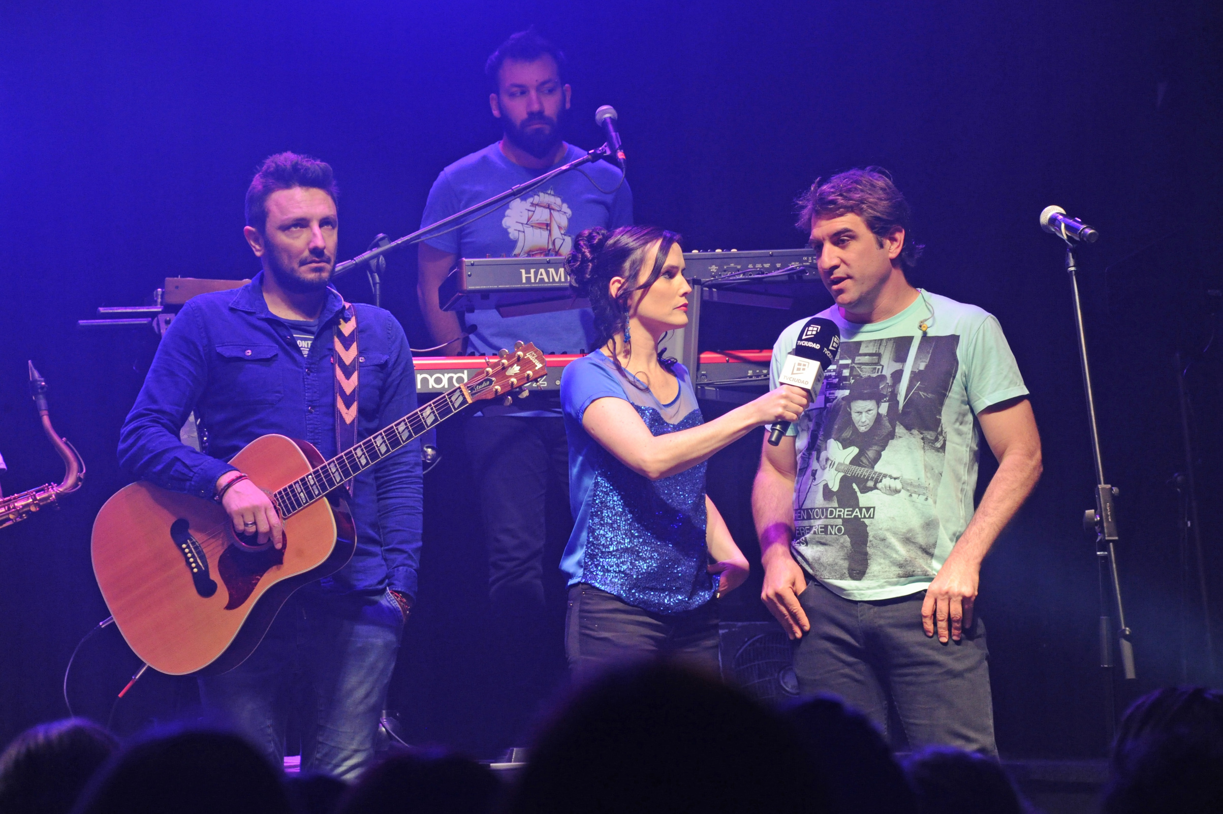 Noelia Campo junto a integrantes de la banda No te va gustar, durante el diálogo previo al show que brindaron en apoyo a la campaña
