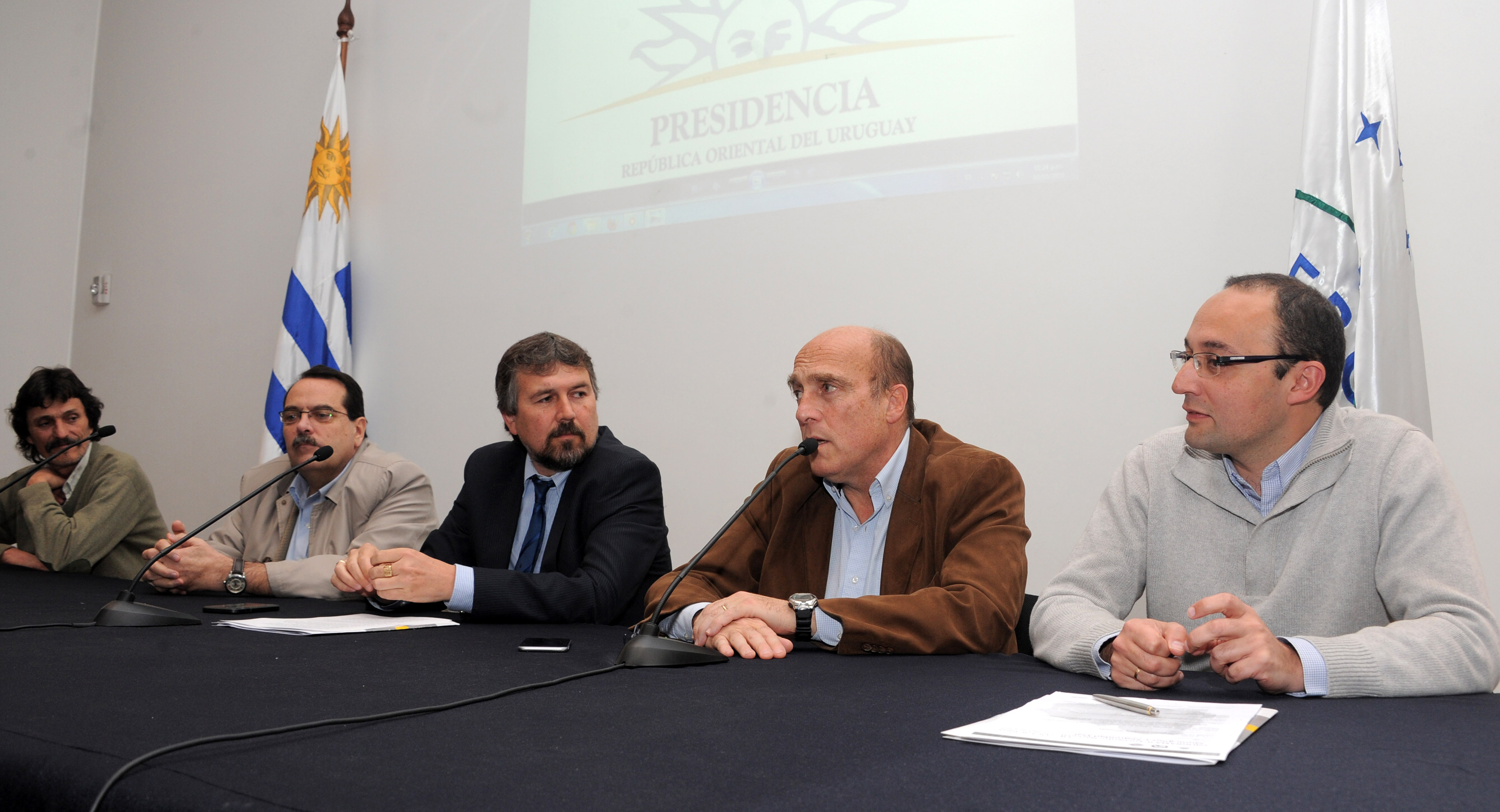 Intendente Daniel Martínez se dirige a los presentes