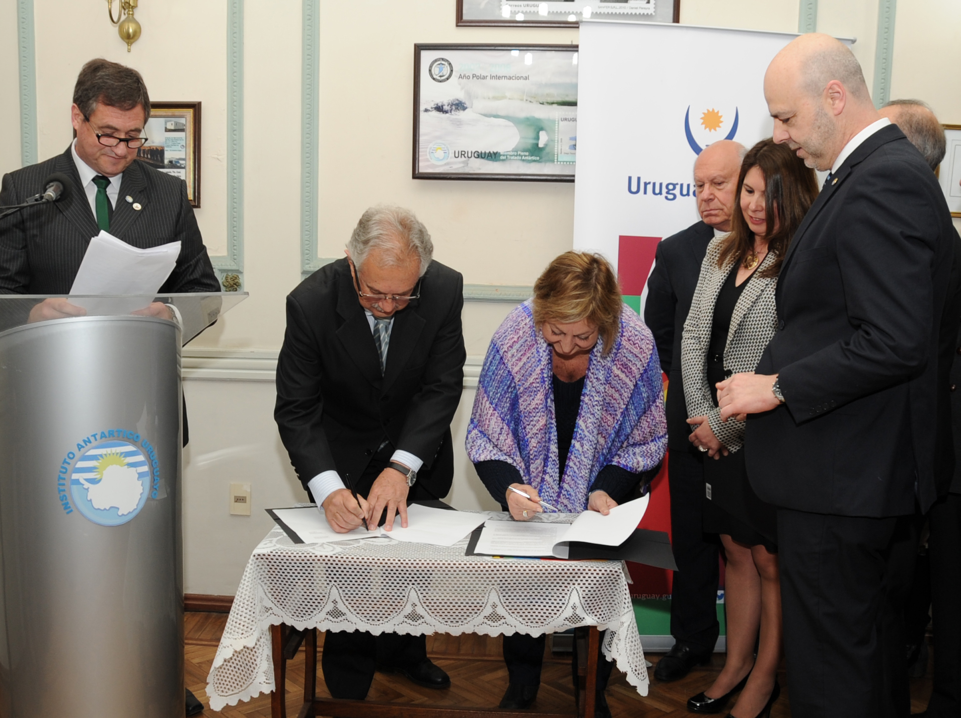 Firma de contrato de incorporacion de IAU a la marca país Uruguay Natural