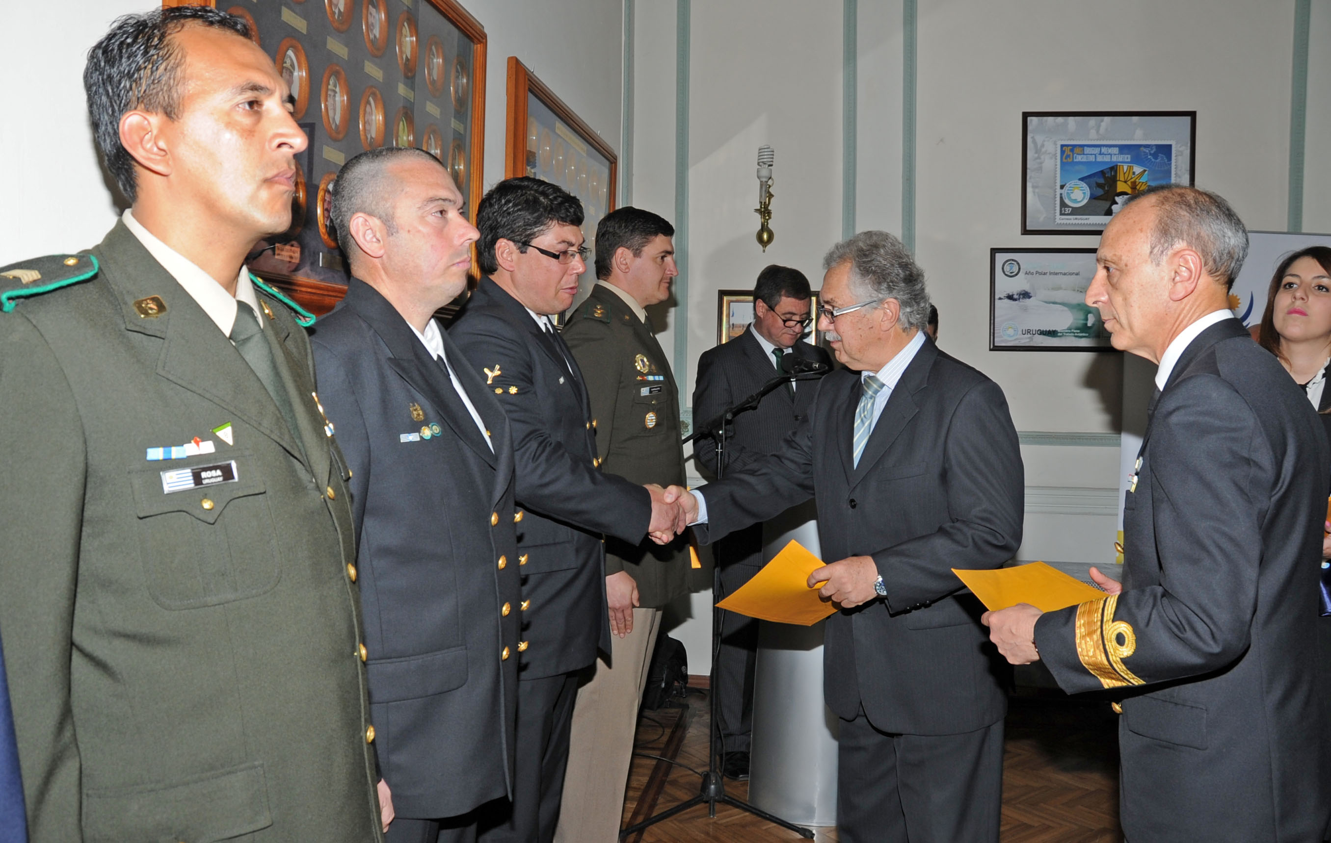 Ministro de Defensa, Jorge Menéndez hace entrega de certificados