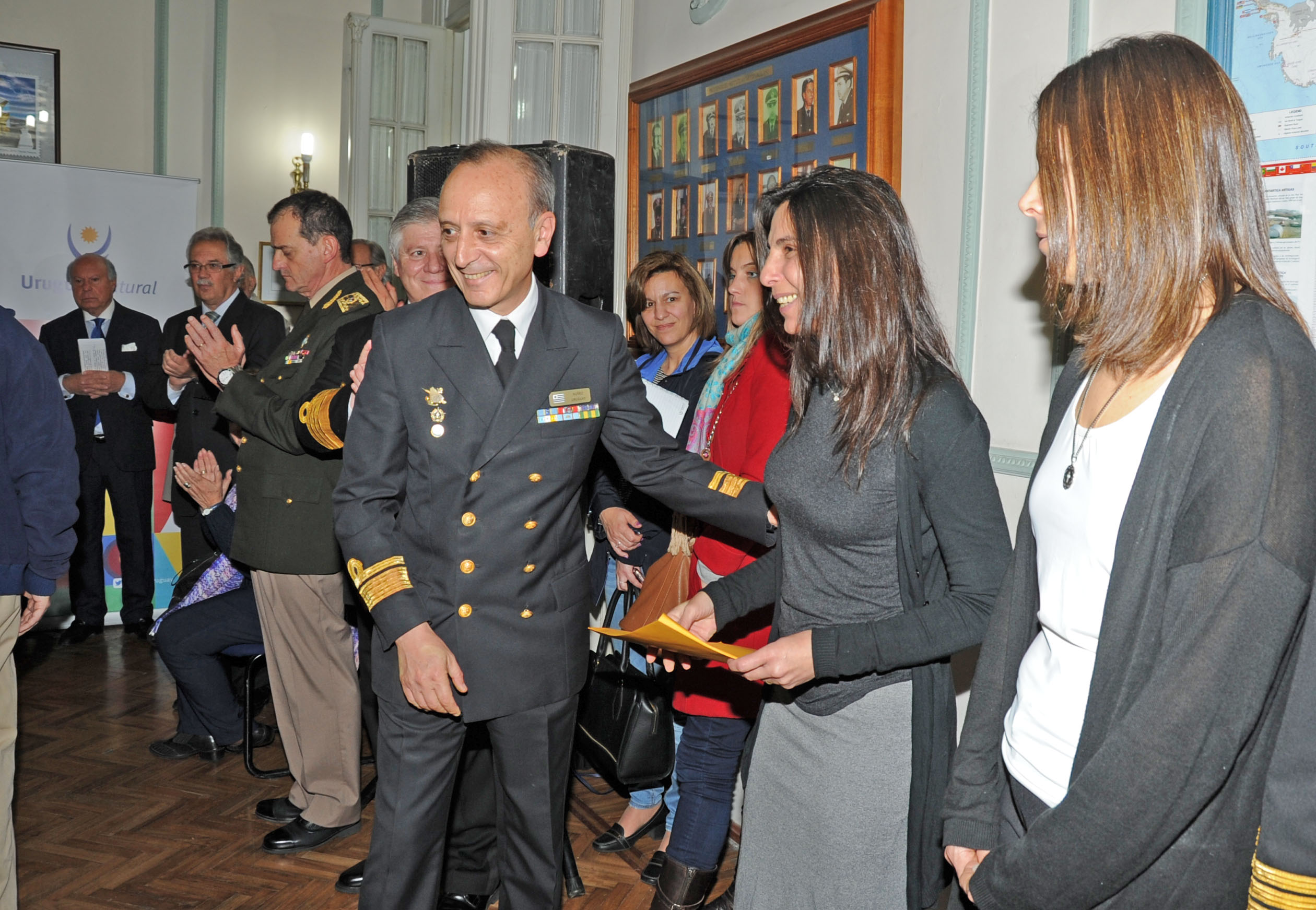 Presidente de IAU, Daniel Núñez hace entrega de certificados