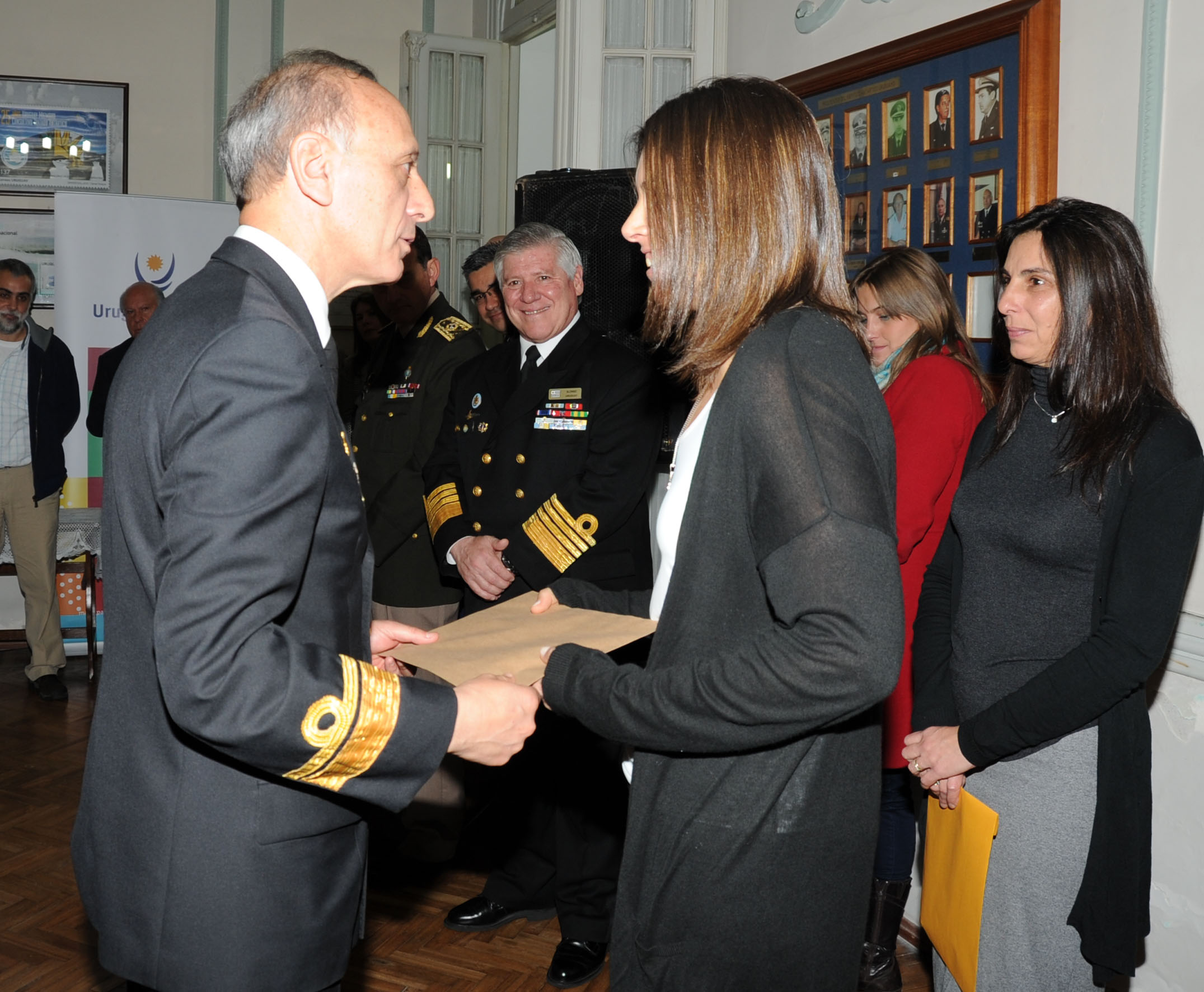 Presidente de IAU, Daniel Núñez hace entrega de certificados