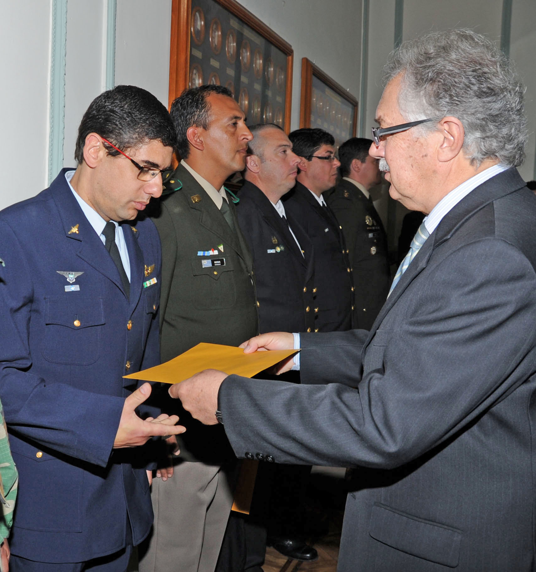 Ministro de Defensa, Jorge Menéndez hace entrega de certificados