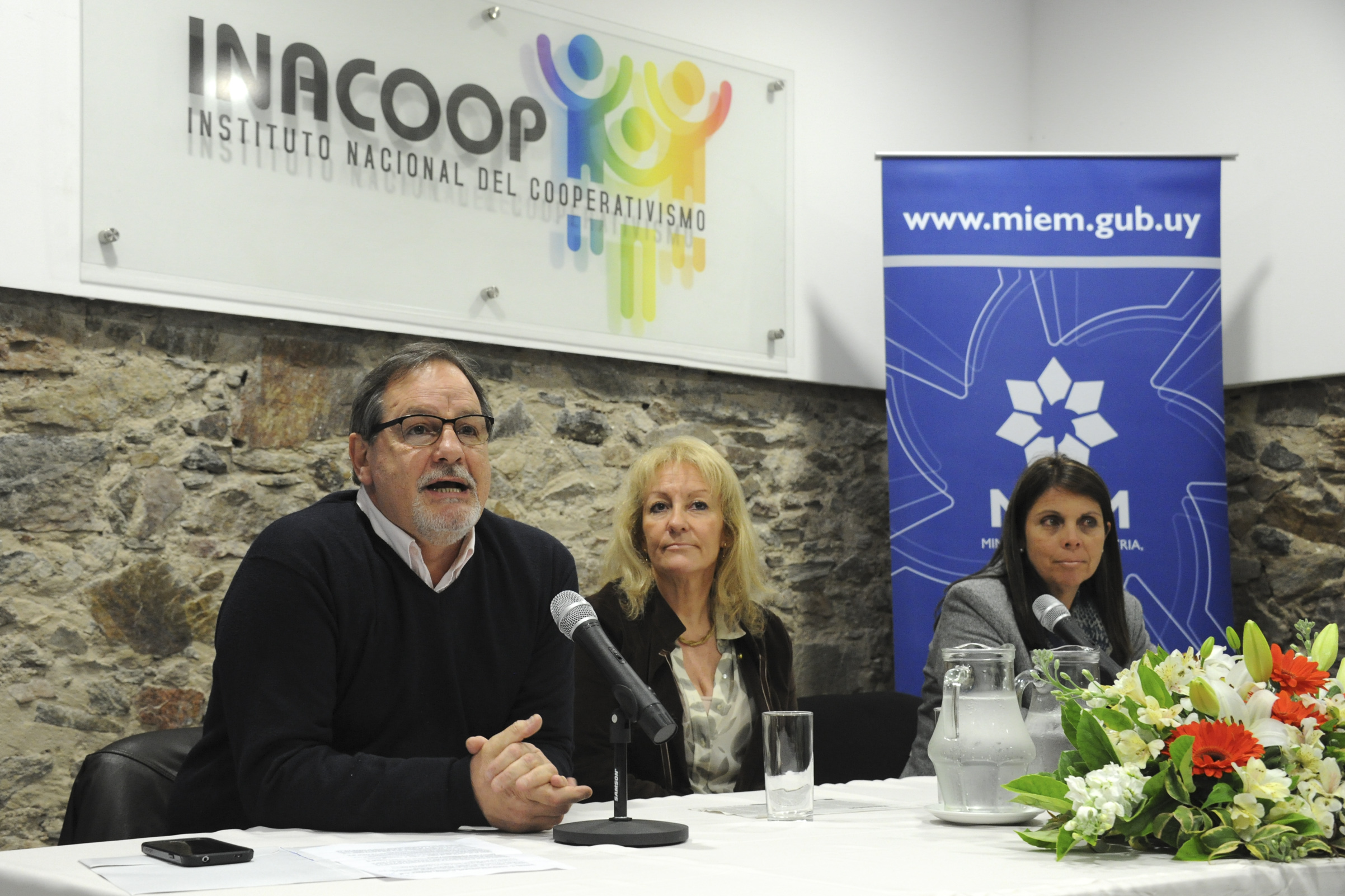 Gustavo Bernini, presidente de Inacoop, haciendo uso de la palabra