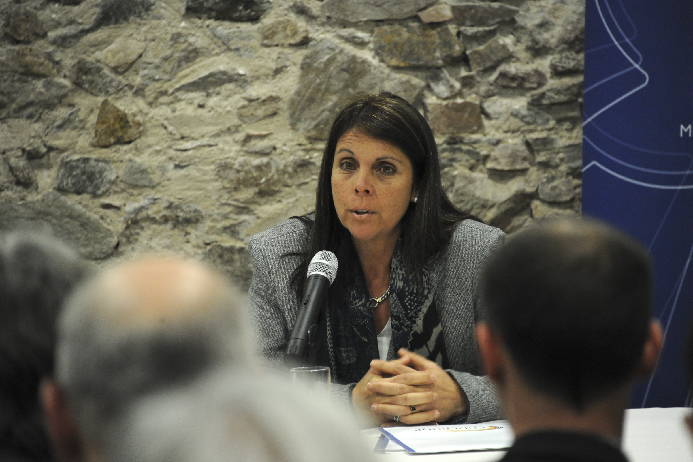 Rosana Perdomo, presidenta de CUDECOOP, dirigiéndose a los presentes