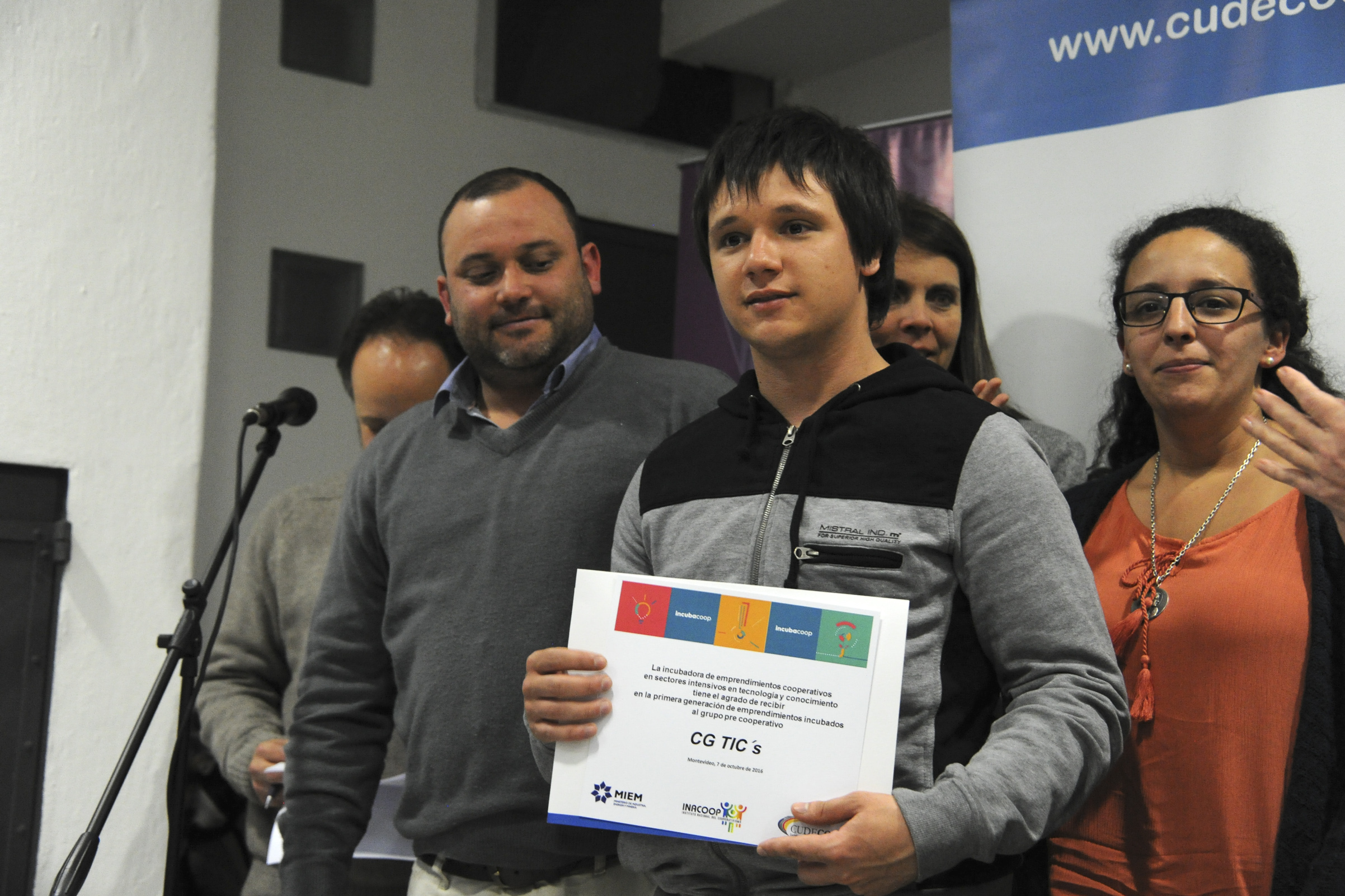 Entrega de premios a grupos seleccionados en la convocatoria “Emprender Juntos 2016”