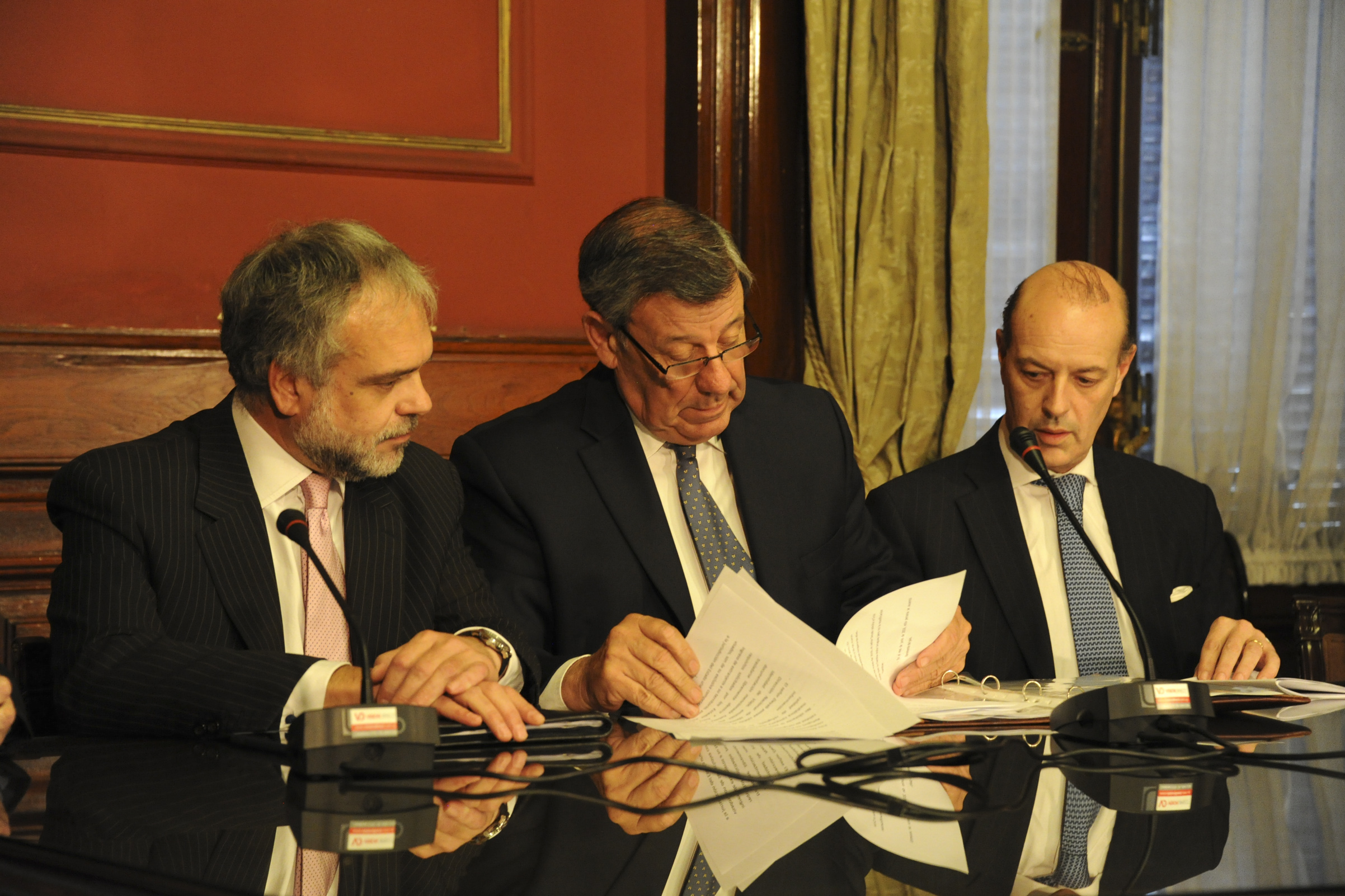 Autoridades del Ministerio de Relaciones Exteriores, previo al inicio de la conferencia de prensa