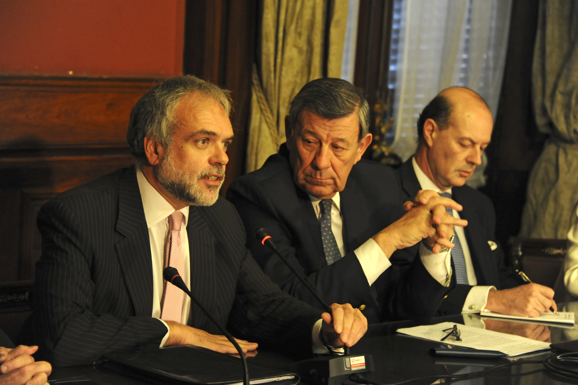 subsecretario de Relaciones Exteriores, José Luis Cancela, dirigiéndose a los presentes