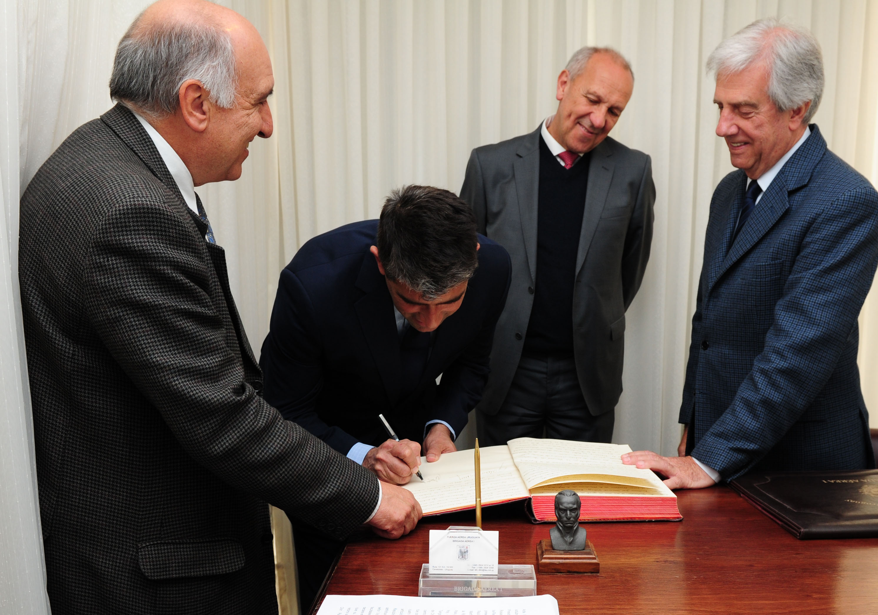 El vicepresidente de la República, Raúl Sendic firma el traspaso de mando