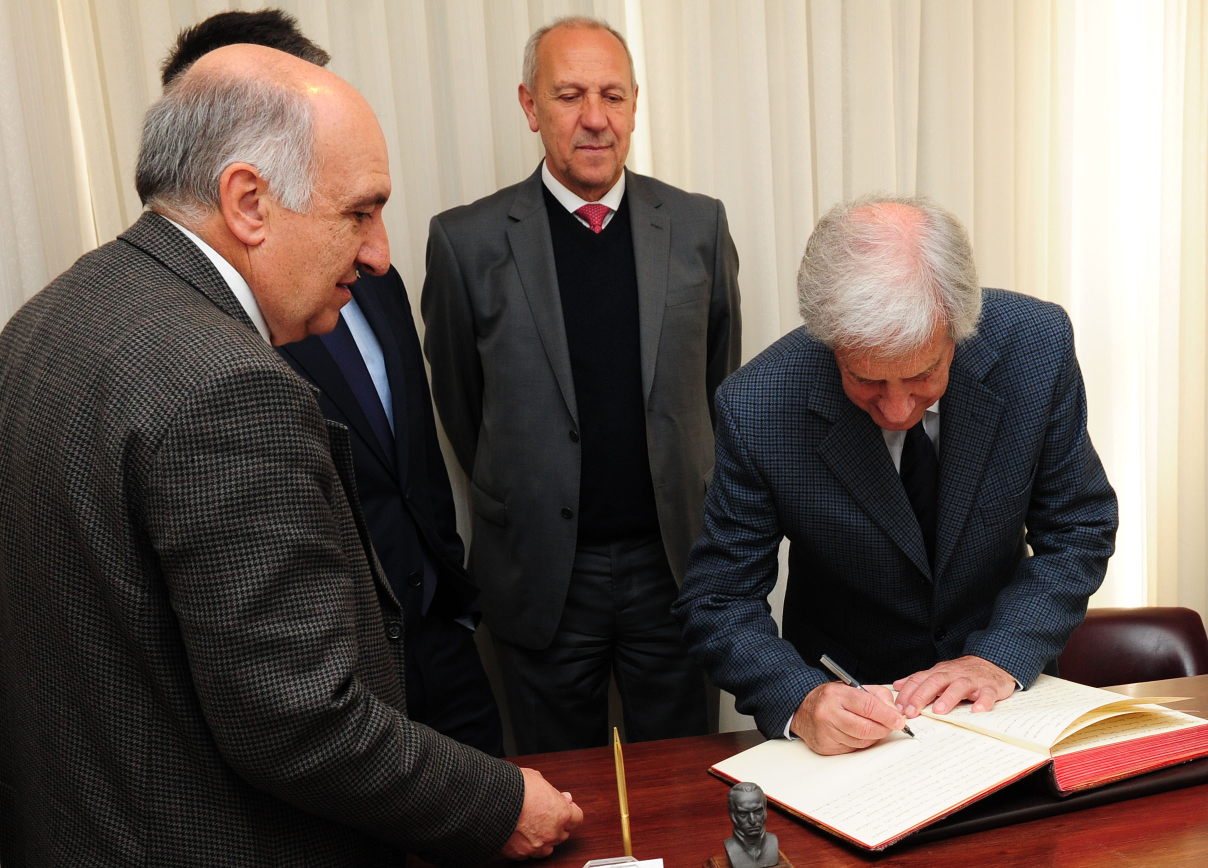 El Presidente de la República, Tabaré Vázquez firma el traspaso de mando