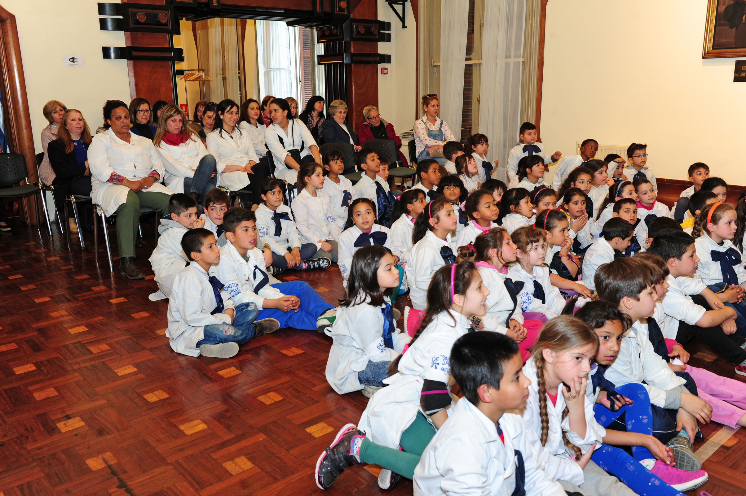 Escolares durante la presentación