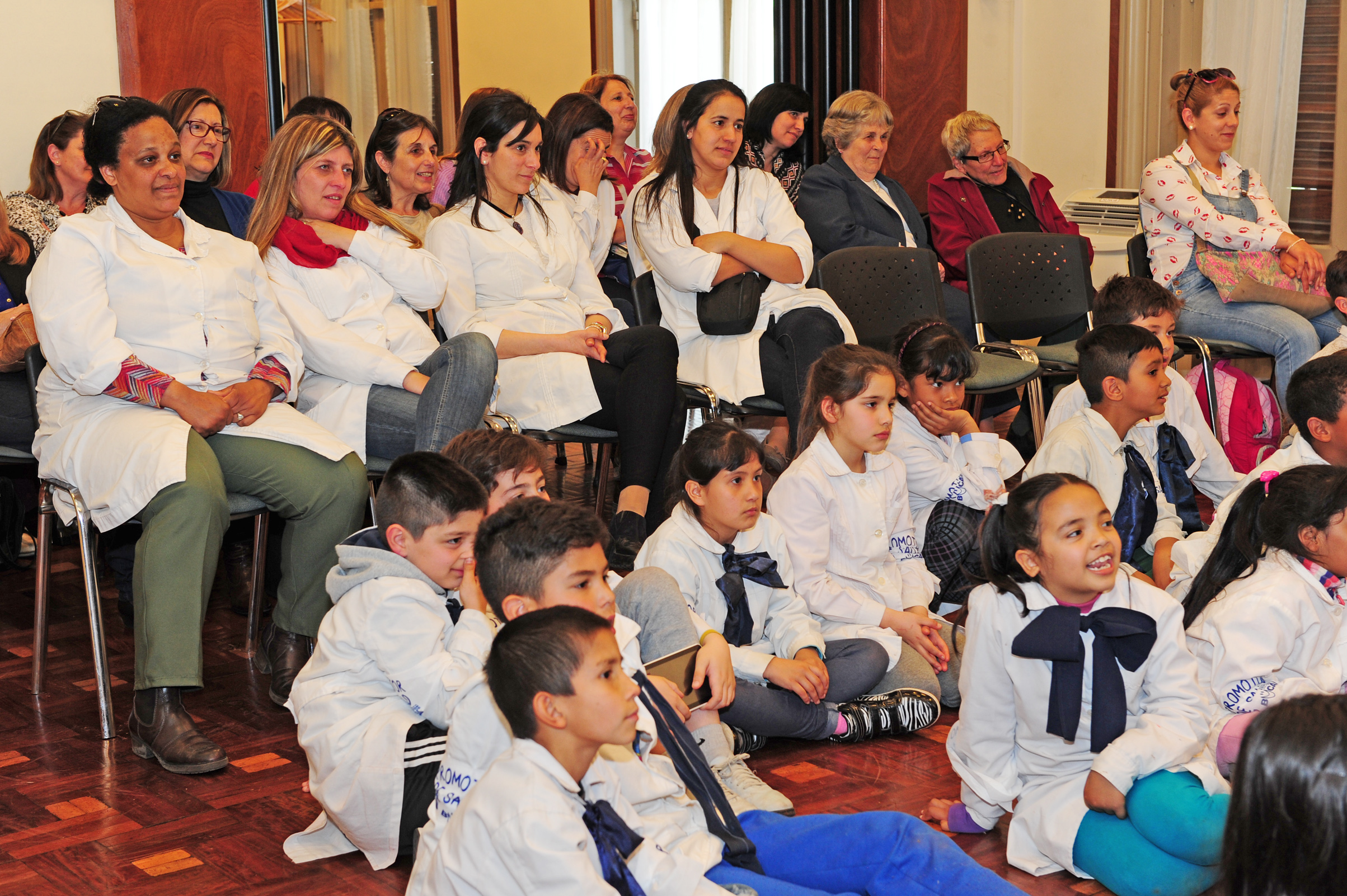 Maestros y escolares durante la presentación