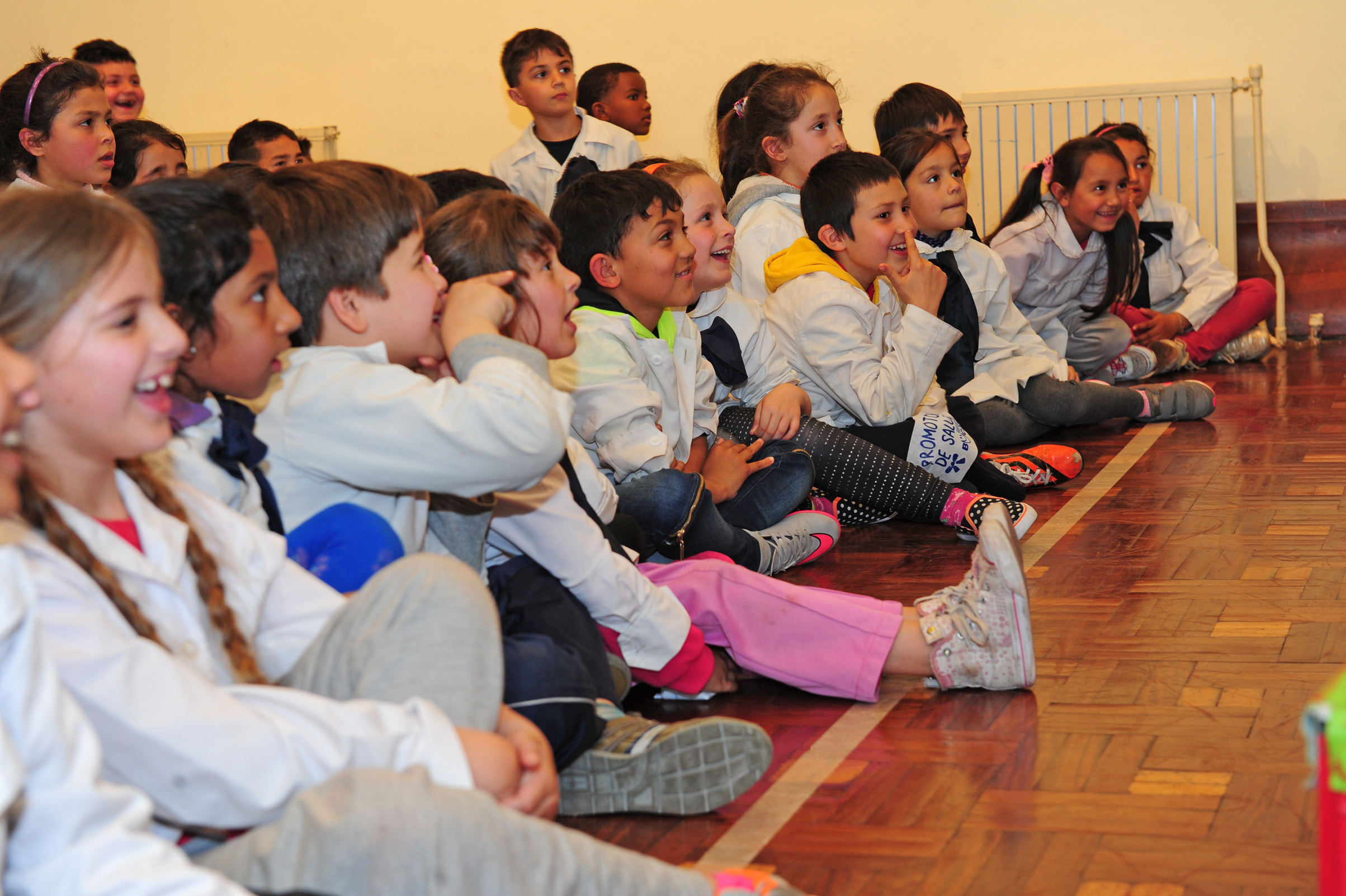 Escolares durante la presentación