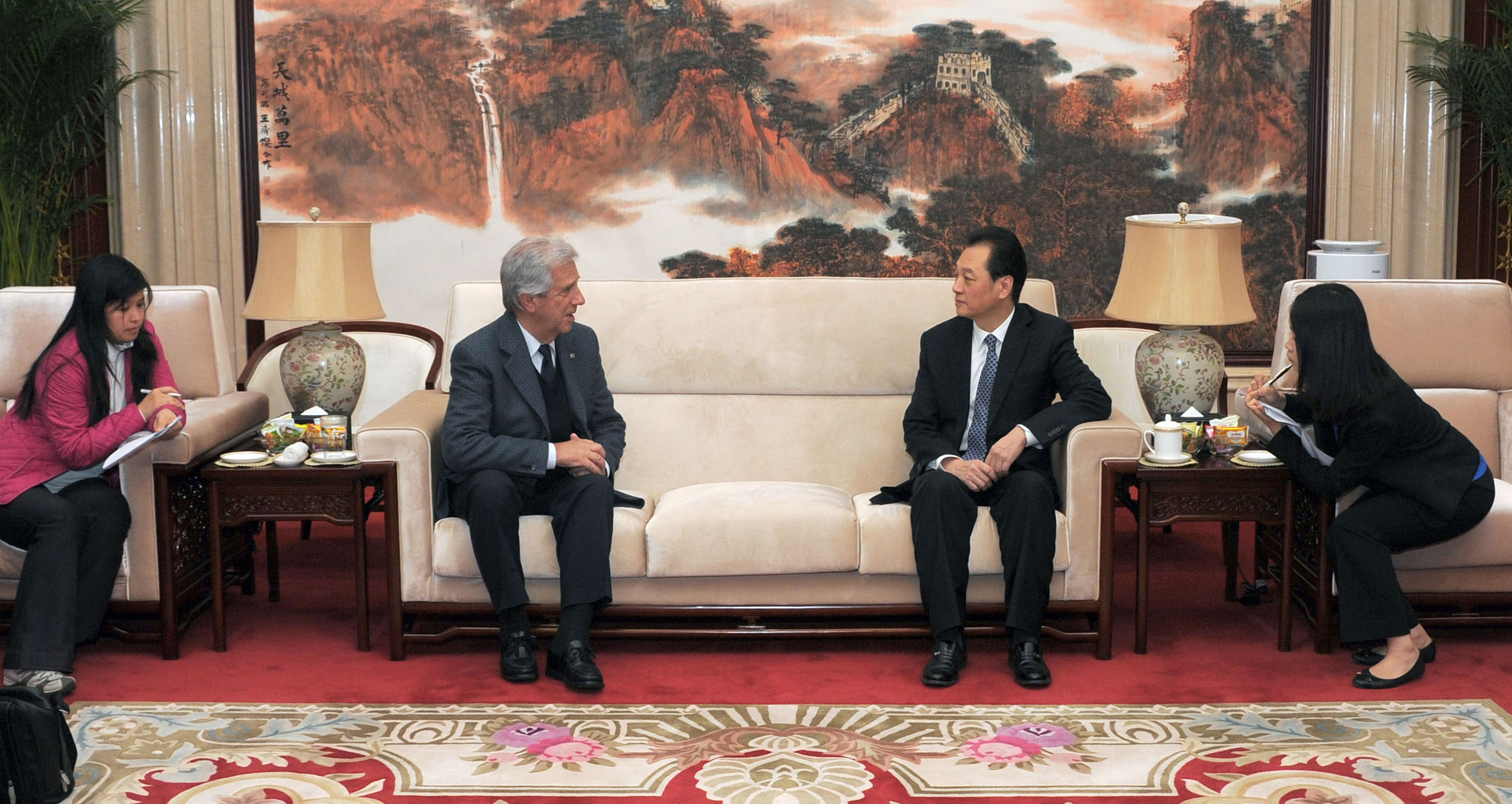 Vázquez fue recibido por el viceministro de Relaciones de China, Wang Chao en Sala oficial del Aeropuerto