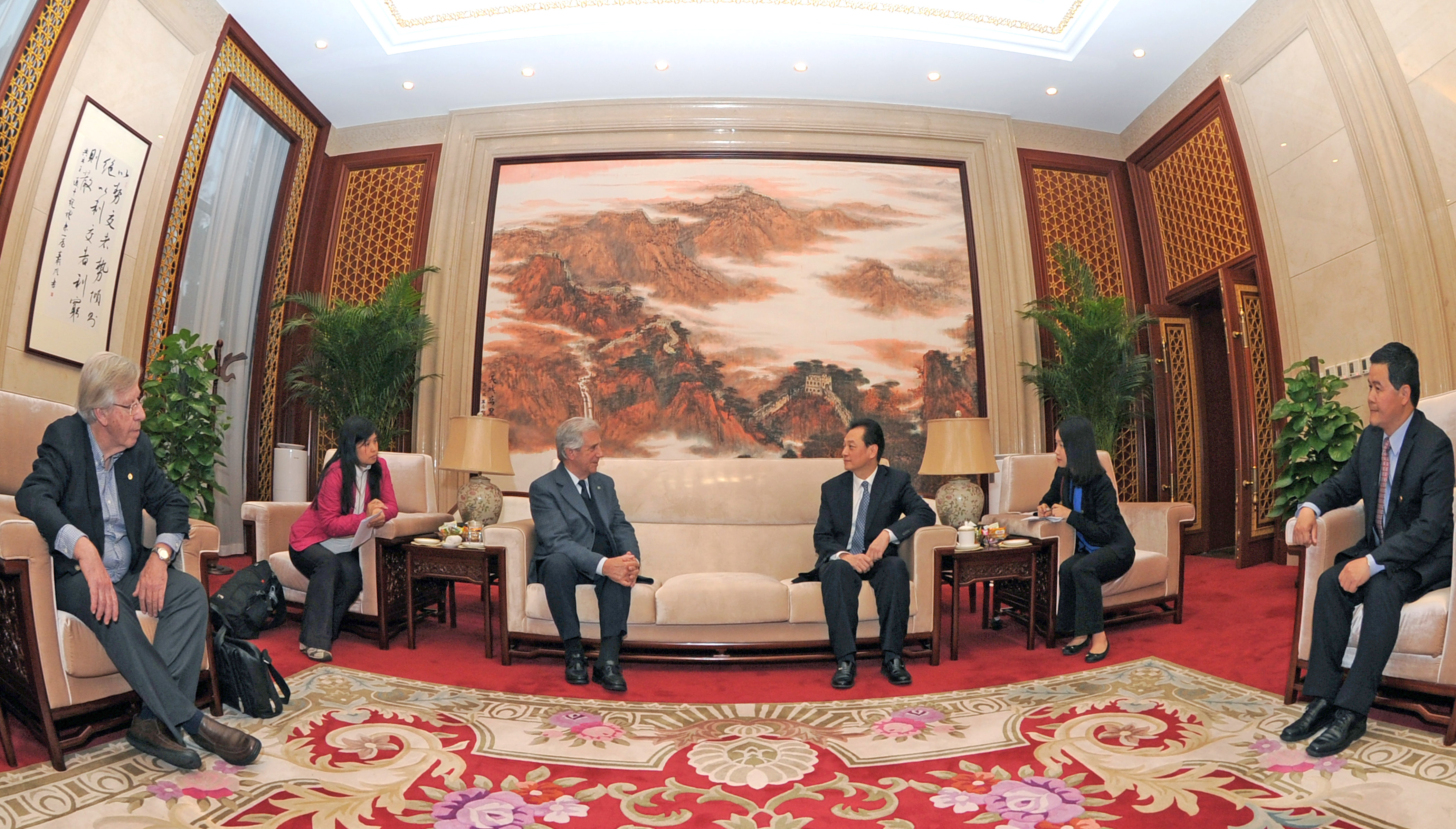 Vázquez fue recibido por el viceministro de Relaciones de China, Wang Chao en Sala oficial del Aeropuerto