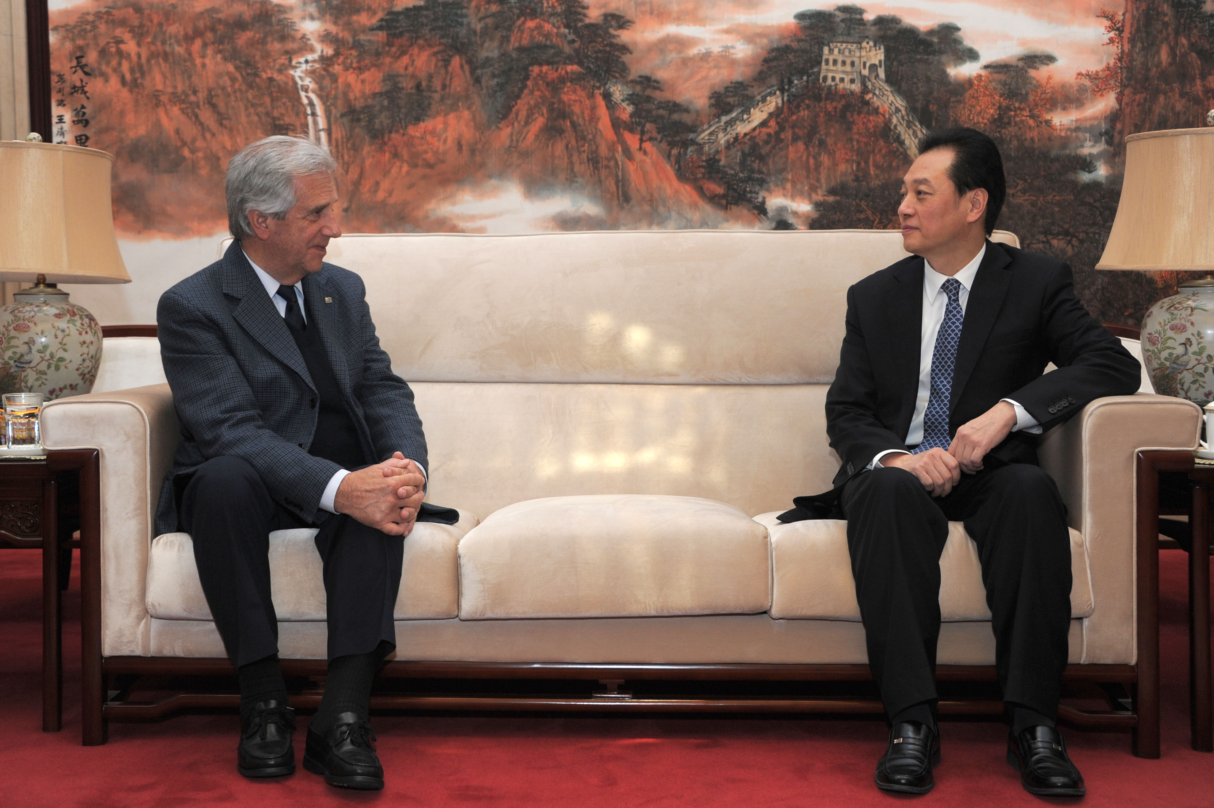 Vázquez fue recibido por el viceministro de Relaciones de China, Wang Chao en Sala oficial del Aeropuerto