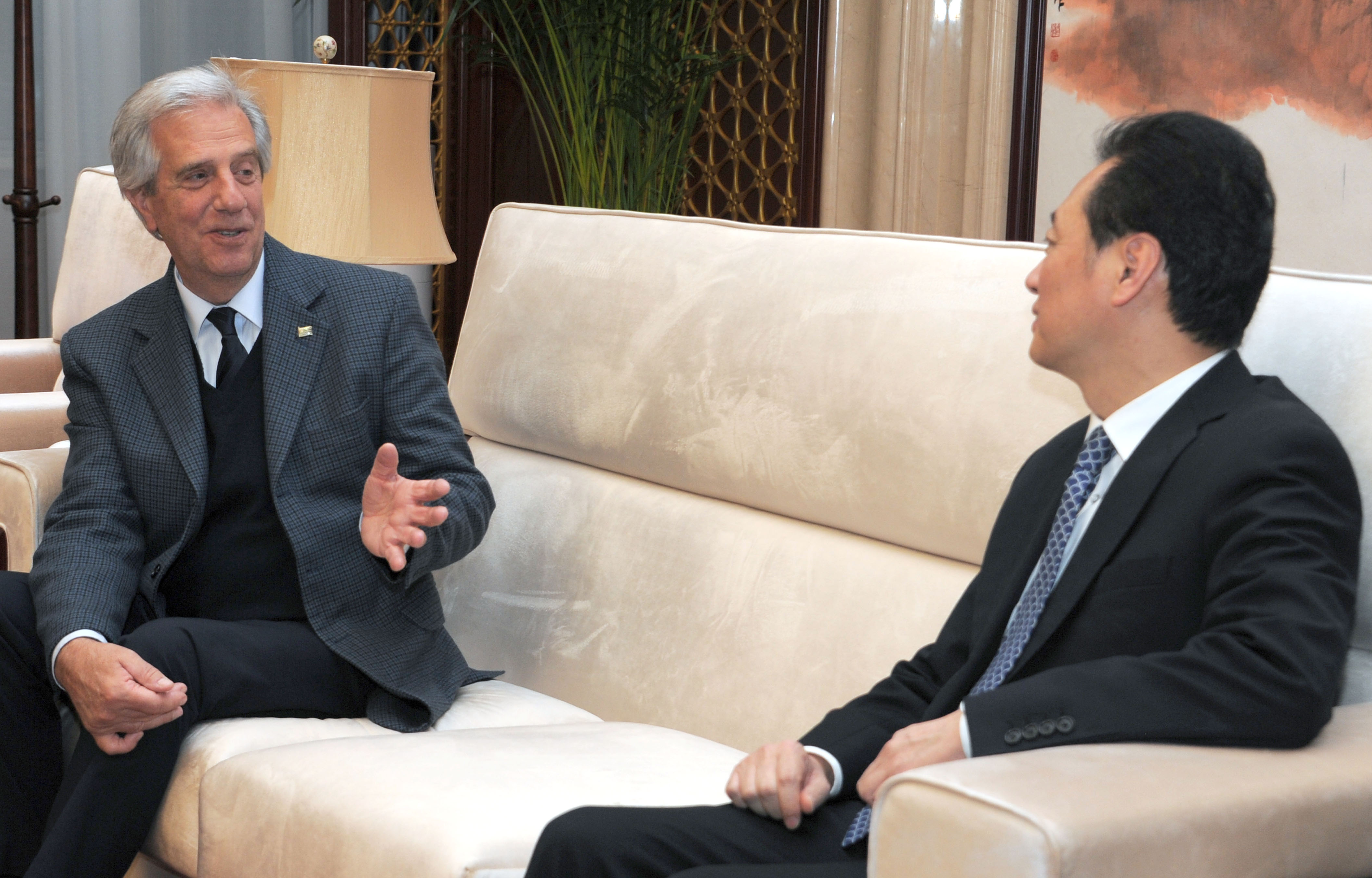 Vázquez fue recibido por el viceministro de Relaciones de China, Wang Chao en Sala oficial del Aeropuerto