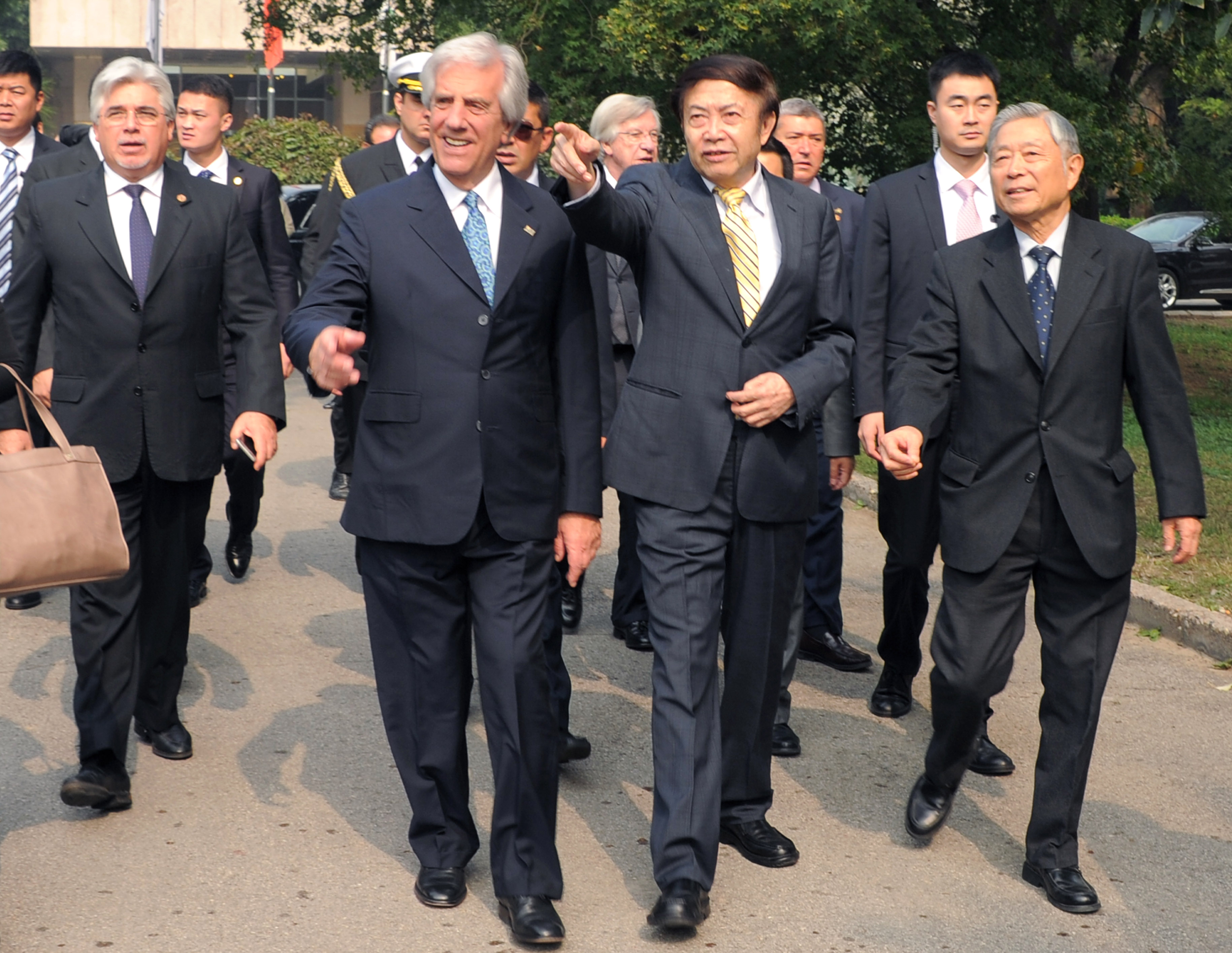 Presidente Vázquez y autoridades en el Parque Chaoyang