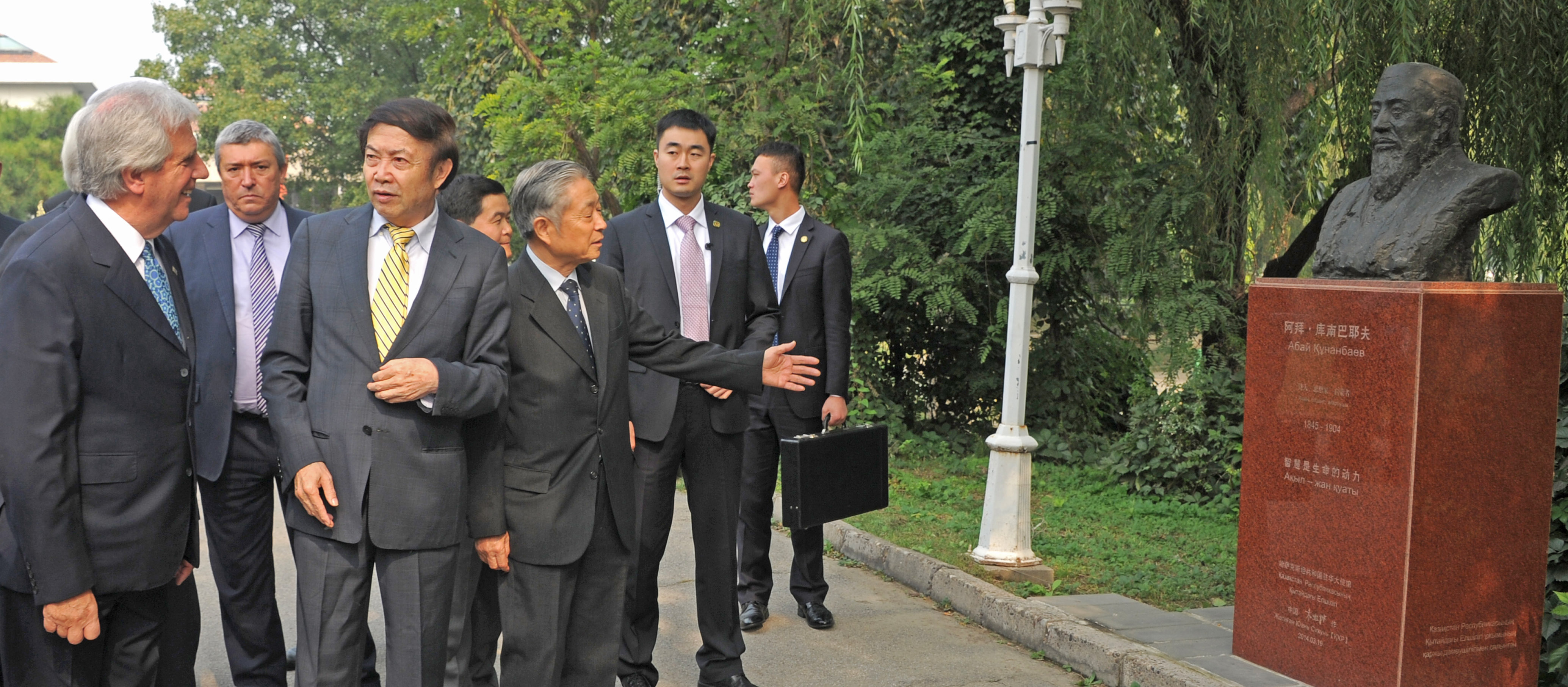 Presidente Vázquez y autoridades en el Parque Chaoyang