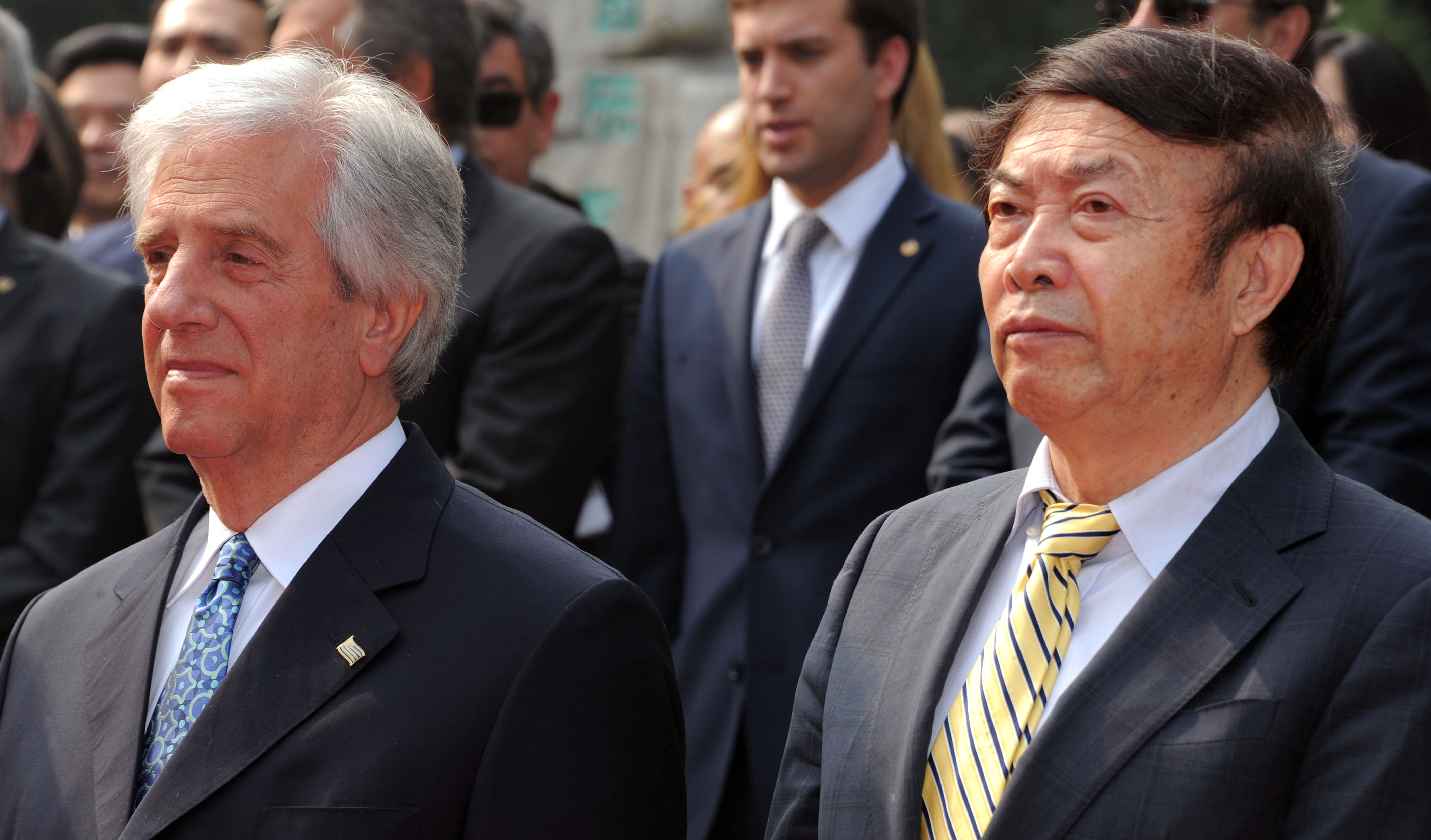 Presidente Vázquez junto al artista y autor del busto del General José Artigas, Yuan Xikun