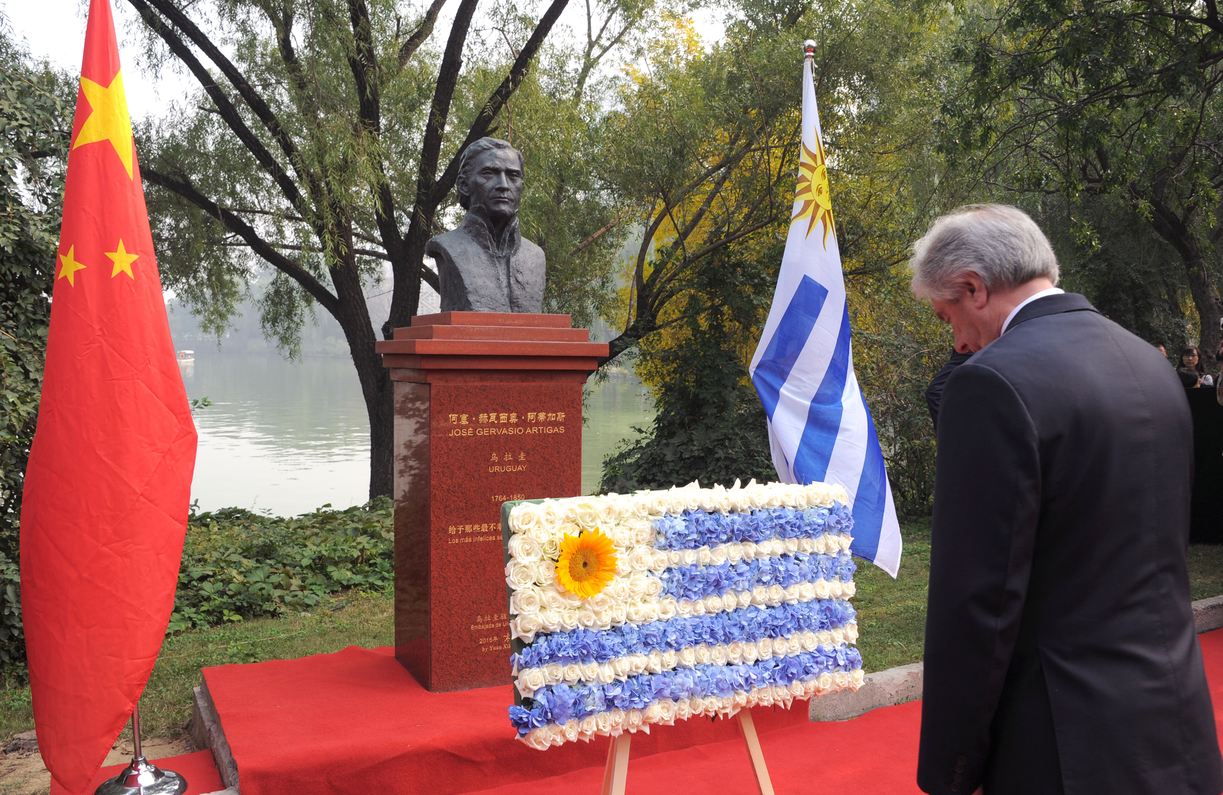 Presidente Vázquez hace reverencia frente al busto del General José Artigas