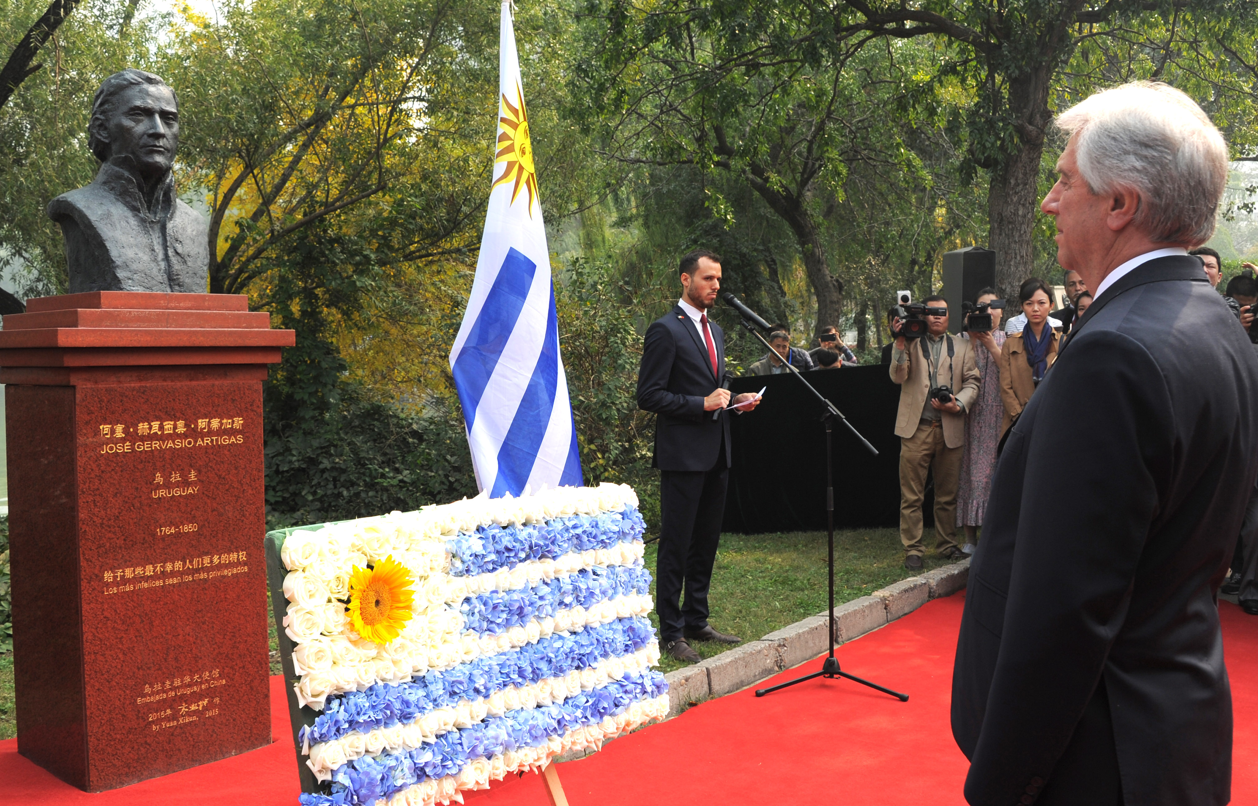 Presidente Vázquez hace reverencia frente al busto del General José Artigas