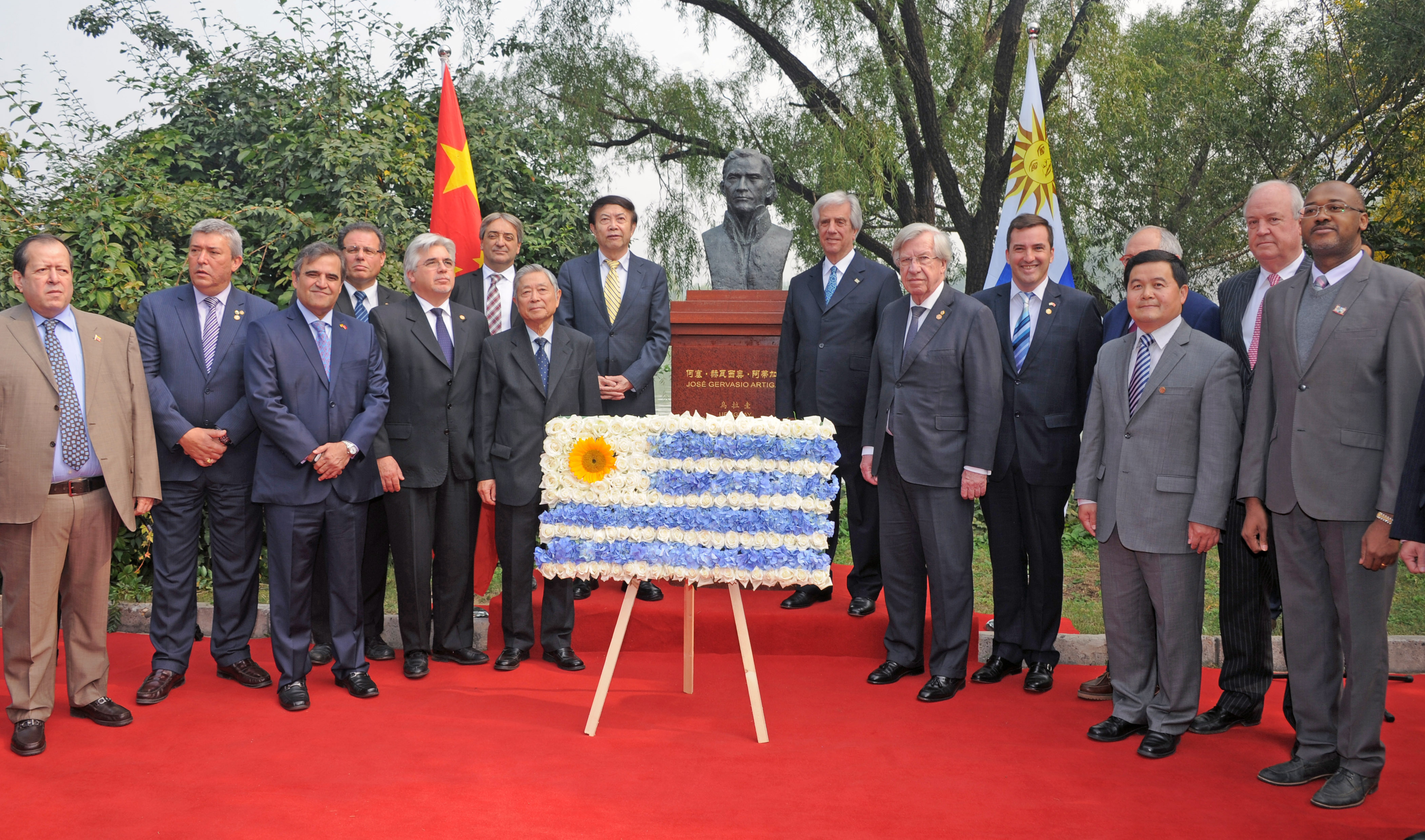 Vázquez y autoridades junto al busto del General José Artigas