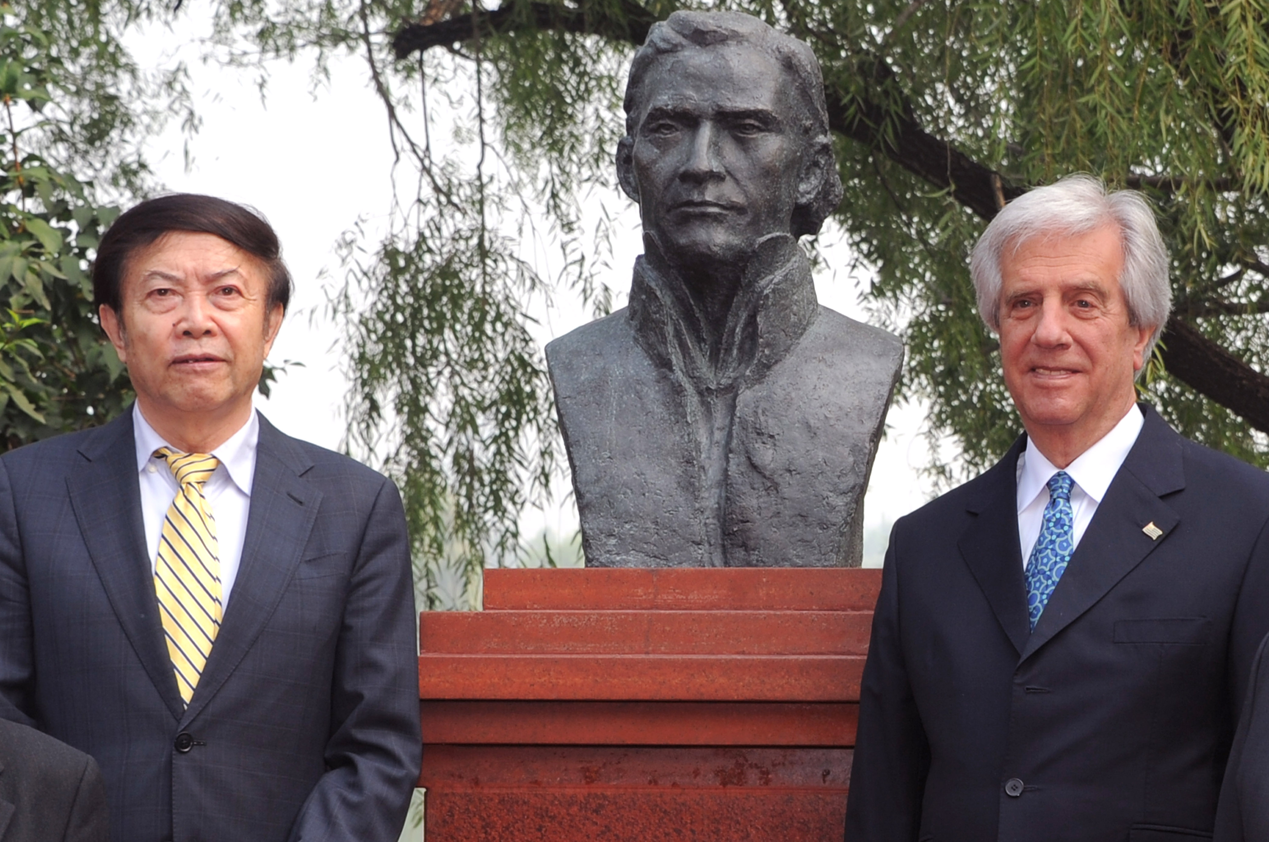 Presidente Vázquez junto al artista y autor del busto del General José Artigas, Yuan Xikun