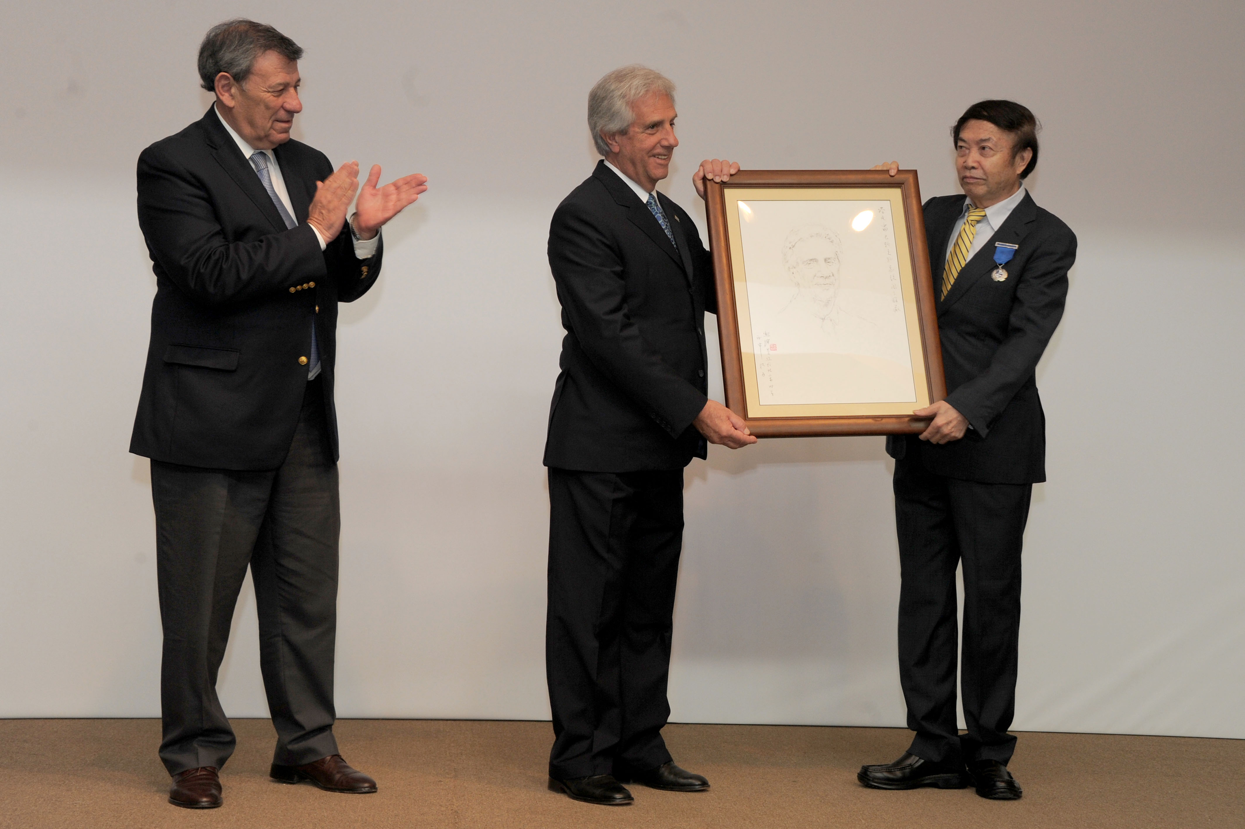 El artista plástico Yuan Xikun le regaló a Vázquez un retrato del Presidente