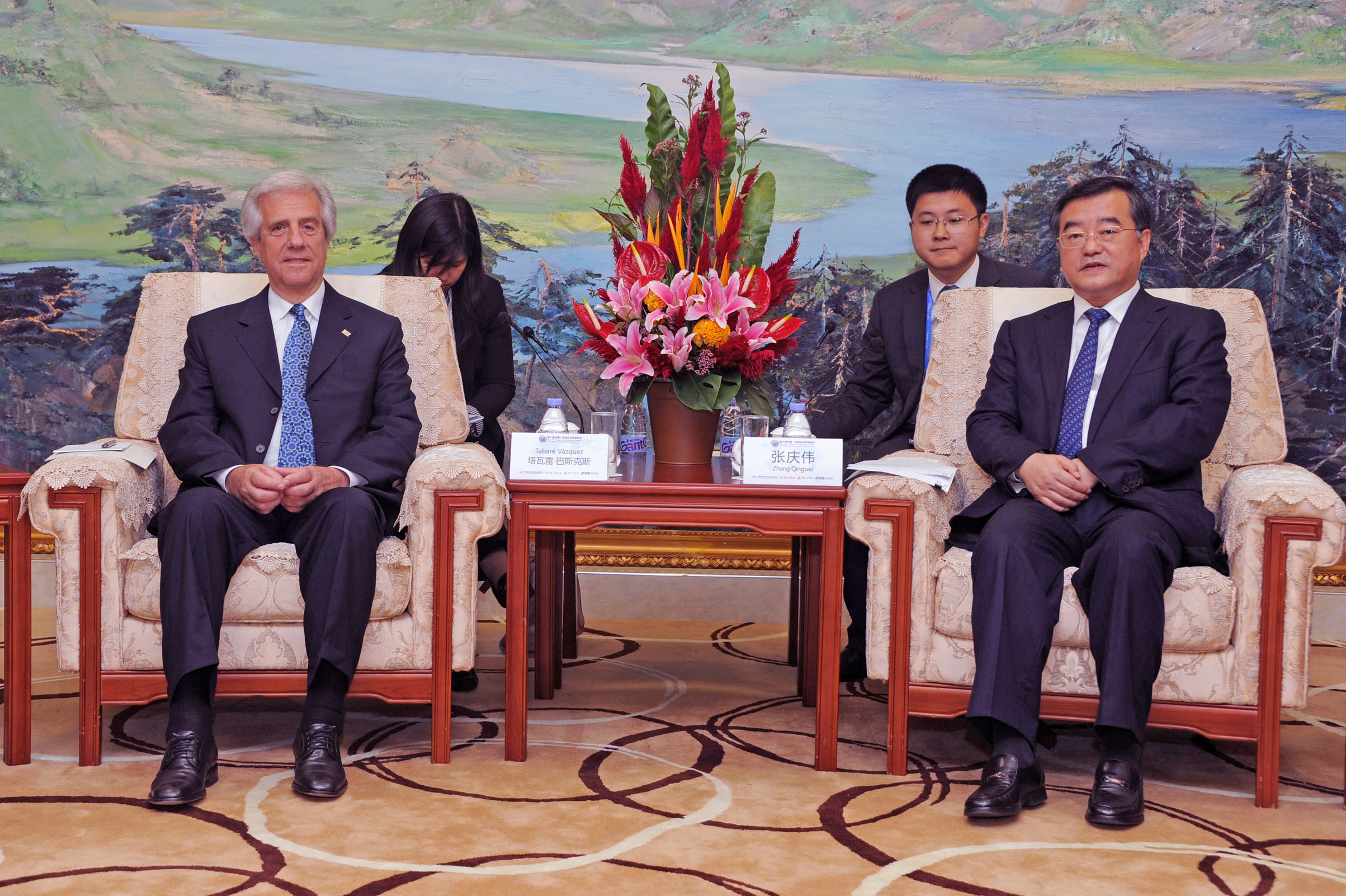 El Presidente Tabaré Vázquez fue recibido por el gobernador de Hebei, Zhang Qingwei