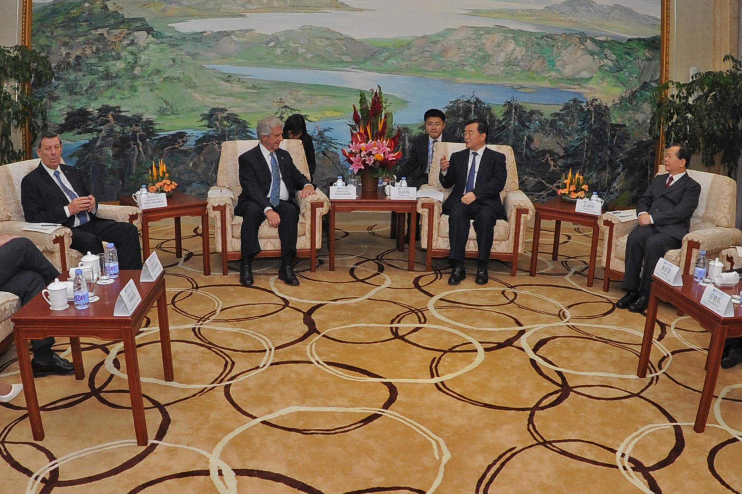El Presidente Tabaré Vázquez fue recibido por el gobernador de Hebei, Zhang Qingwei